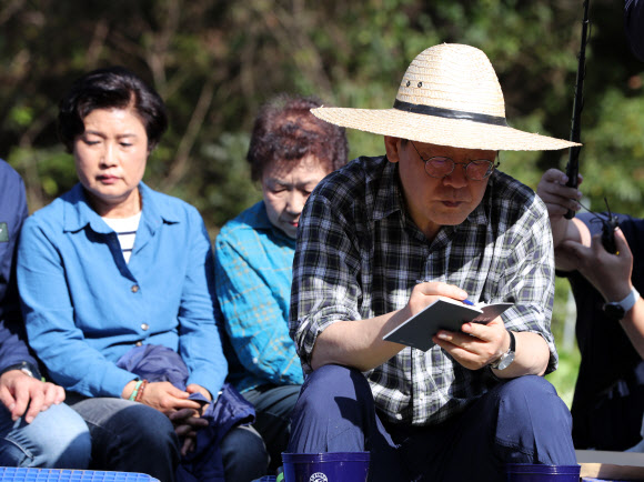 17일 오후 더불어민주당 이재명 대표가 강원 평창군 방림면 게촌리 배추밭을 찾아 농민들의 애로사항을 듣고 메모하고 있다. 2024.10.17. 연합뉴스