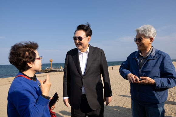 윤석열 대통령이 17일 오후 강원도 강릉시 강문해변을 찾은 시민들과 대화하고 있다. 2024.10.17. 대통령실 제공