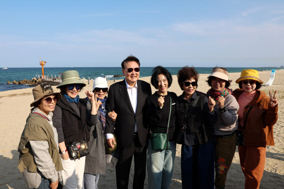 윤석열 대통령이 17일 오후 강원도 강릉시 강문해변을 찾은 시민들과 기념촬영을 하고 있다. 2024.10.17. 대통령실 제공