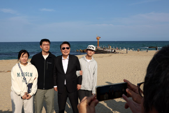 윤석열 대통령이 17일 오후 강원도 강릉시 강문해변을 찾은 시민들과 기념촬영을 하고 있다. 2024.10.17. 대통령실 제공