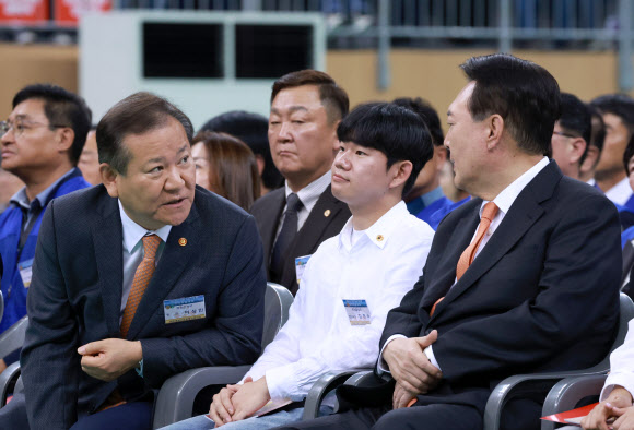 윤석열 대통령이 17일 강원도 강릉시 아이스 아레나에서 열린 2024년 바르게살기운동 전국회원대회에 참석해 이상민 행정안전부 장관과 대화하고 있다. 2024.10.17. 연합뉴스