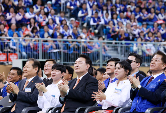 윤석열 대통령이 17일 강원도 강릉시 아이스 아레나에서 열린 2024년 바르게살기운동 전국회원대회에 참석, 박수치고 있다. 2024.10.17. 연합뉴스
