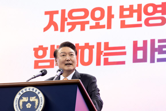 윤석열 대통령이 17일 강원도 강릉시 아이스 아레나에서 열린 2024년 바르게살기운동 전국회원대회에서 축사를 하고 있다. 2024.10.17. 대통령실 제공