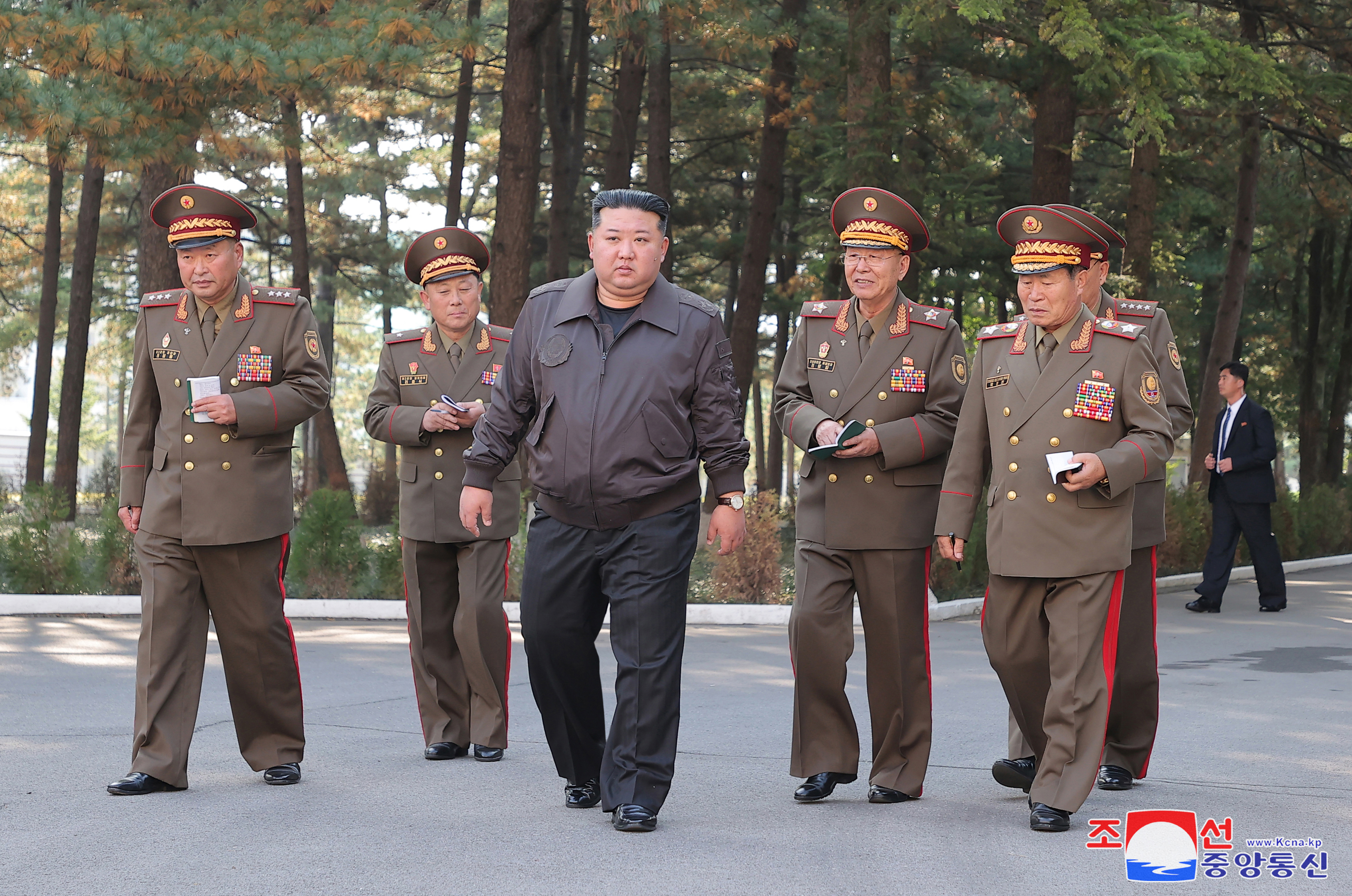 김정은 북한 국무위원장이 지난 17일 인민군 제2군단 지휘부를 방문했다고 조선중앙통신이 18일 보도했다. 김 위원장은 지휘부를 방문한 자리에서 우리나라를 “철저한 적국”이라 부르며 “한국이 주권을 침해하면 물리력을 조건에 구애됨 없이, 거침없이 사용하겠다”고 위협했다. 2024.10.18 조선중앙통신 연합뉴스