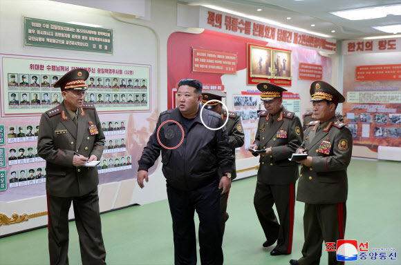 북한 김정은, 원수 계급장 단 점퍼 입고 제2군단 지휘부 방문