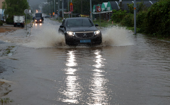 가을비에 잠긴 도로