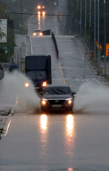 가을비에 잠긴 도로