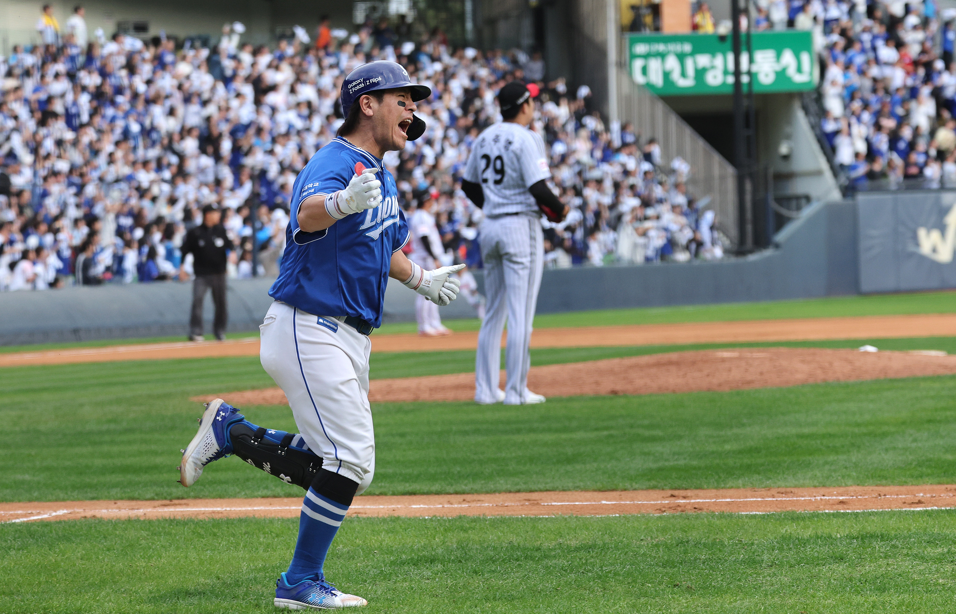 LG 트윈스 손주영이 19일 서울 잠실야구장에서 열린 2024 KBO 포스트시즌 플레이오프 4차전 삼성 라이온즈와의 홈 경기에서 강민호에게 결승 홈런을 맞은 뒤 아쉬워하고 있다. 뉴스1