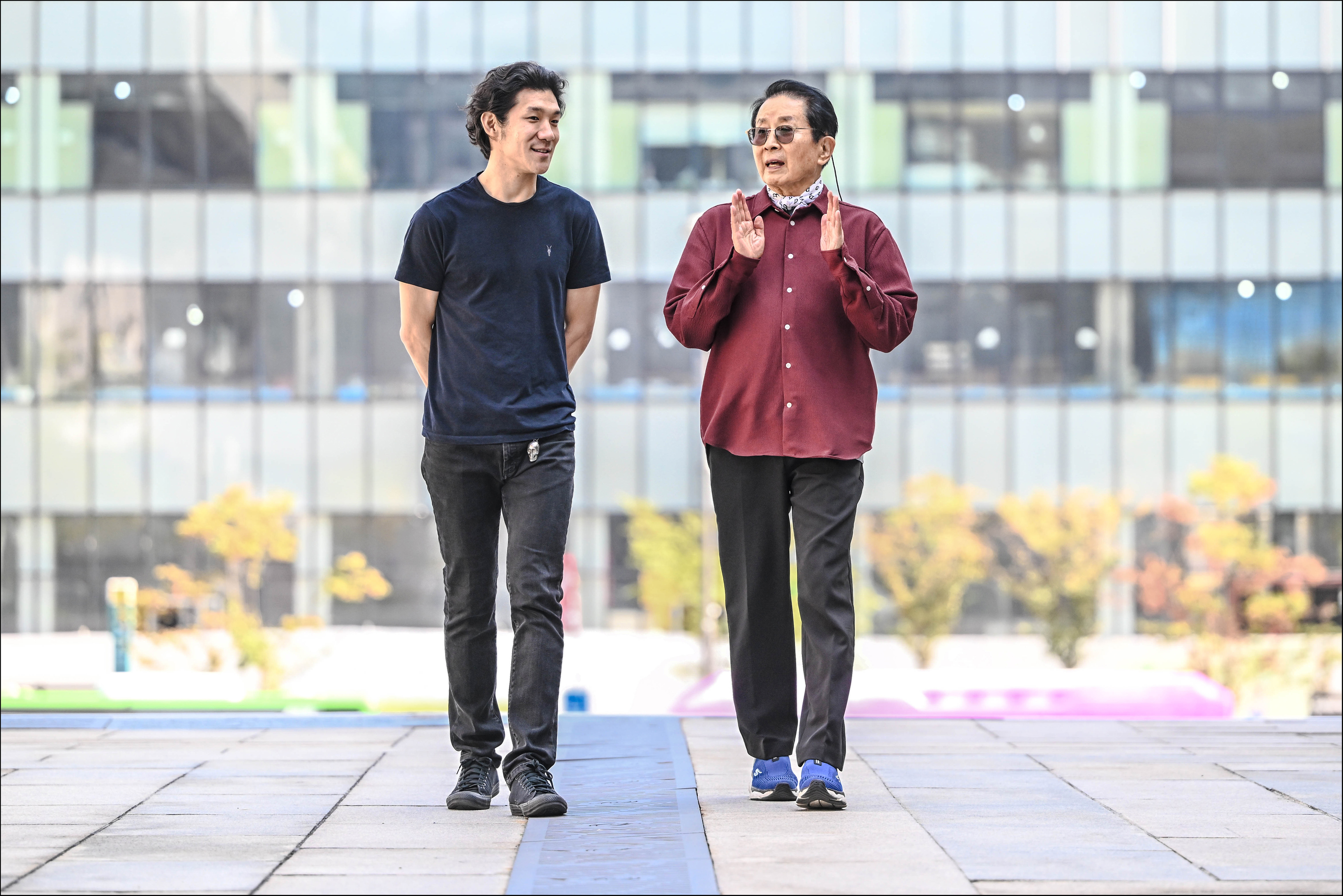 현대무용가 김재덕(왼쪽)과 한국무용가 국수호는 작품을 위해 일 년을 함께했다. 김재덕이 “항상 철저하게 준비하고 집요하게 연구하는 선생님의 모습이 놀라웠다”고 존경심을 표하자 국수호는 “재능이 많고 집중력도 좋아 다음 작품이 기대되는 후배”라고 덕담했다.  세종문화회관 제공