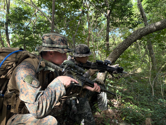 해병대는 지난 14일부터 오는 25일까지 필리핀 일대에서 연합작전 수행능력 향상을 위해 ‘2024 카만닥(KAMANDAG) 훈련’에 참가한다고 20일 밝혔다. 사진은 한-미-필리핀 해병대 장병들이 연합수색훈련을 실시하는 모습. 2024.10.20  해병대사령부 제공