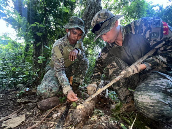 해병대는 지난 14일부터 오는 25일까지 필리핀 일대에서 연합작전 수행능력 향상을 위해 ‘2024 카만닥(KAMANDAG) 훈련’에 참가한다고 20일 밝혔다. 사진은 훈련에 참가한 해병대 장병들이 정글생존훈련을 하는 모습. 2024.10.20  해병대사령부 제공