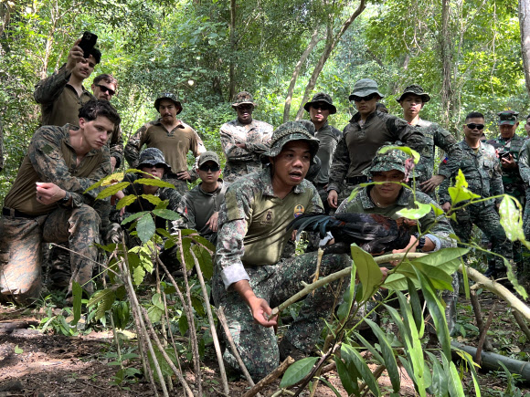 해병대는 지난 14일부터 오는 25일까지 필리핀 일대에서 연합작전 수행능력 향상을 위해 ‘2024 카만닥(KAMANDAG) 훈련’에 참가한다고 20일 밝혔다. 사진은 훈련에 참가한 해병대 장병들이 정글생존훈련을 하는 모습. 2024.10.20  해병대사령부 제공