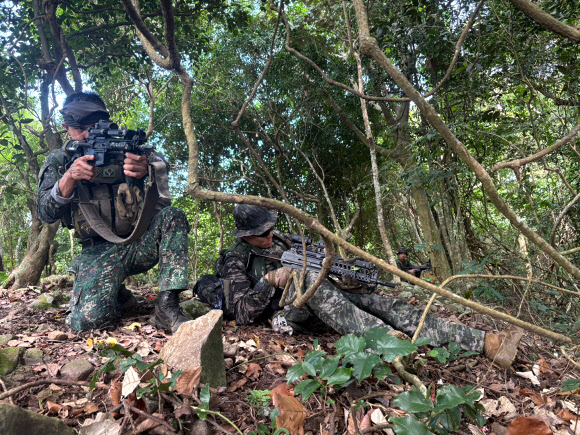 해병대는 지난 14일부터 오는 25일까지 필리핀 일대에서 연합작전 수행능력 향상을 위해 ‘2024 카만닥(KAMANDAG) 훈련’에 참가한다고 20일 밝혔다. 사진은 한-미-필리핀 해병대 장병들이 연합수색훈련을 실시하는 모습. 2024.10.20  해병대사령부 제공