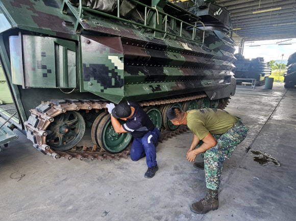 해병대는 지난 14일부터 오는 25일까지 필리핀 일대에서 연합작전 수행능력 향상을 위해 ‘2024 카만닥(KAMANDAG) 훈련’에 참가한다고 20일 밝혔다. 사진은 대한민국 해병대 상륙돌격장갑차 정비분야 전문가들이 필리핀 해병대에게 정비교육을 실시하는 모습. 2024.10.20  해병대사령부 제공