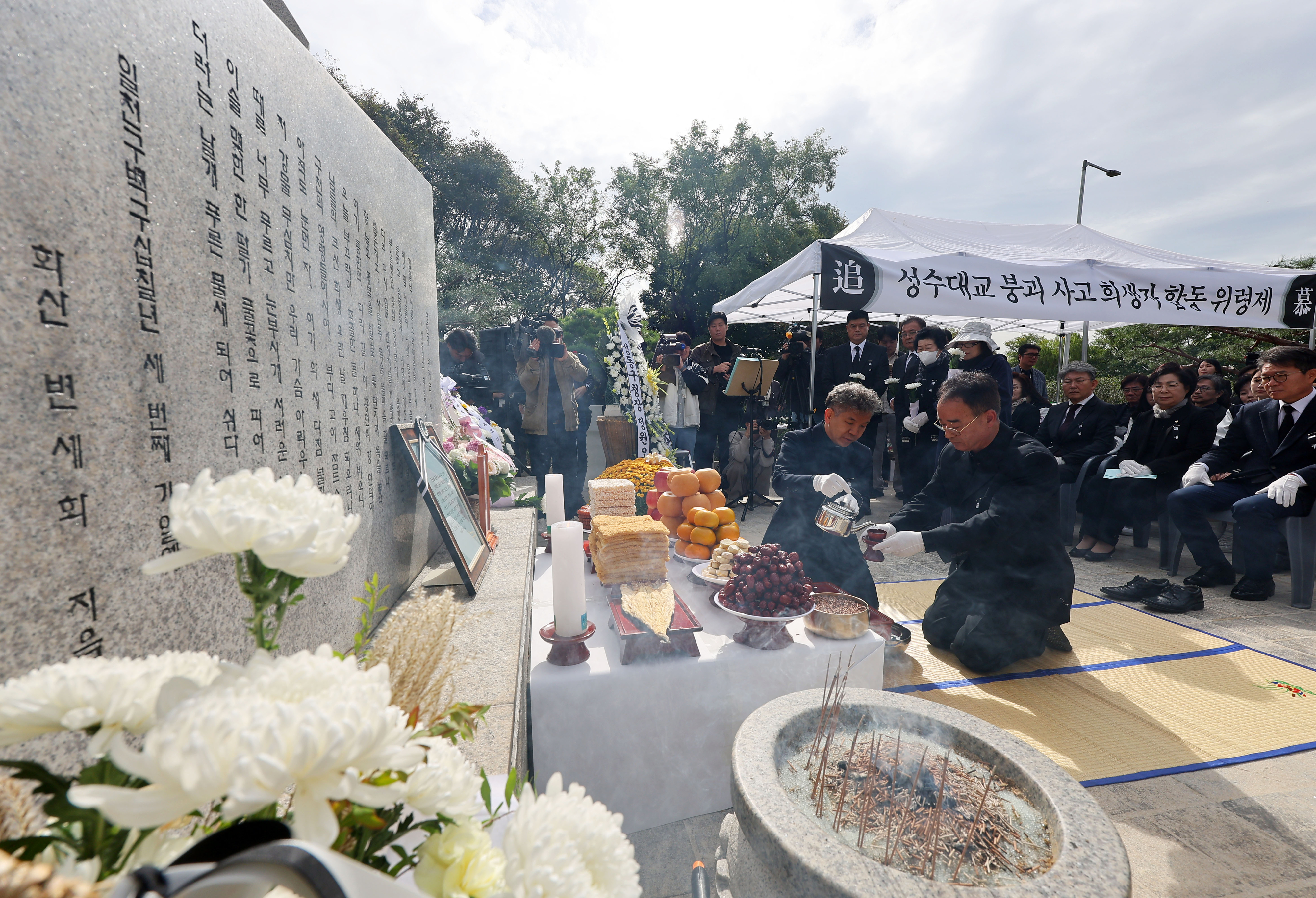 21일 오전 서울 성수대교 북단 위령탑 앞에서 열린 성수대교 붕괴사고 30주기 합동위령제에서 성수대교 희생자 유가족회장 김양수씨가 헌화 및 분향을 하고 있다. 2024.10.21. 도준석 전문기자