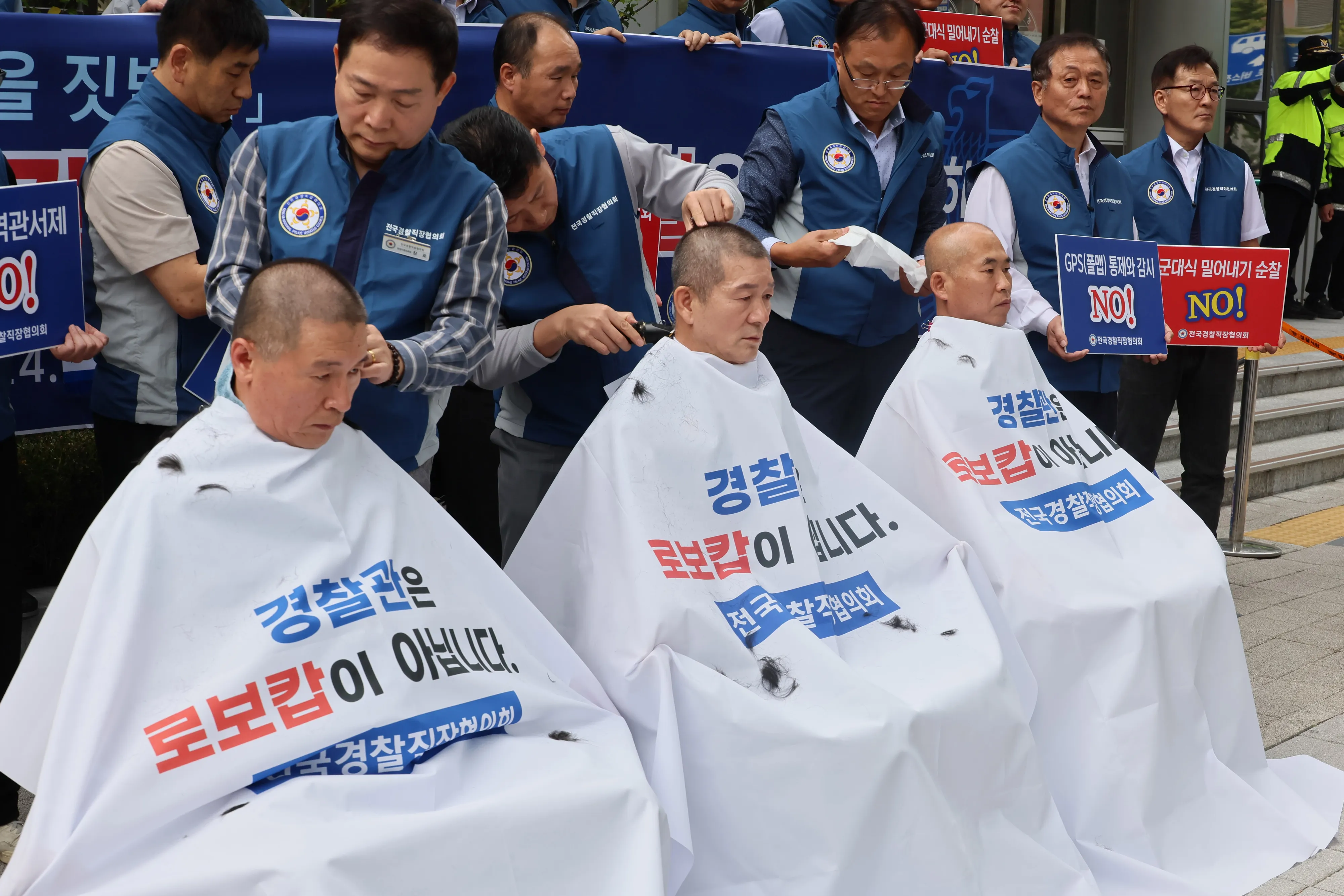 “경찰은 로보캅이 아닙니다”  전국경찰직장협의회 관계자들이 21일 서울 서대문구 경찰청 앞에서 열린 현장경찰관 인권탄압 규탄대회에서 경찰청의 GPS감시와 밀어내기 순찰을 규탄하며 삭발식을 하고 있다. 2024.10.21 연합뉴스