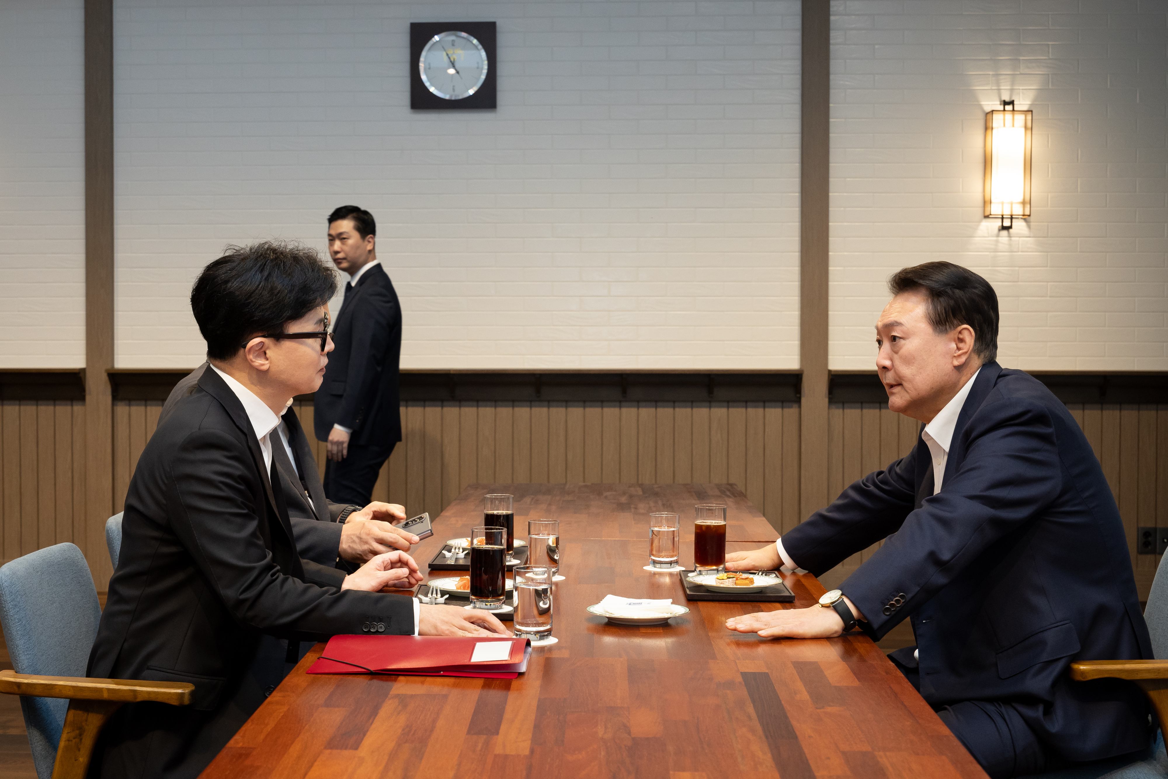 윤석열 대통령이 21일 서울 용산 대통령실 앞 파인그라스에서 국민의힘 한동훈 대표를 만나 대화하고 있다. 2024.10.21. 대통령실 제공