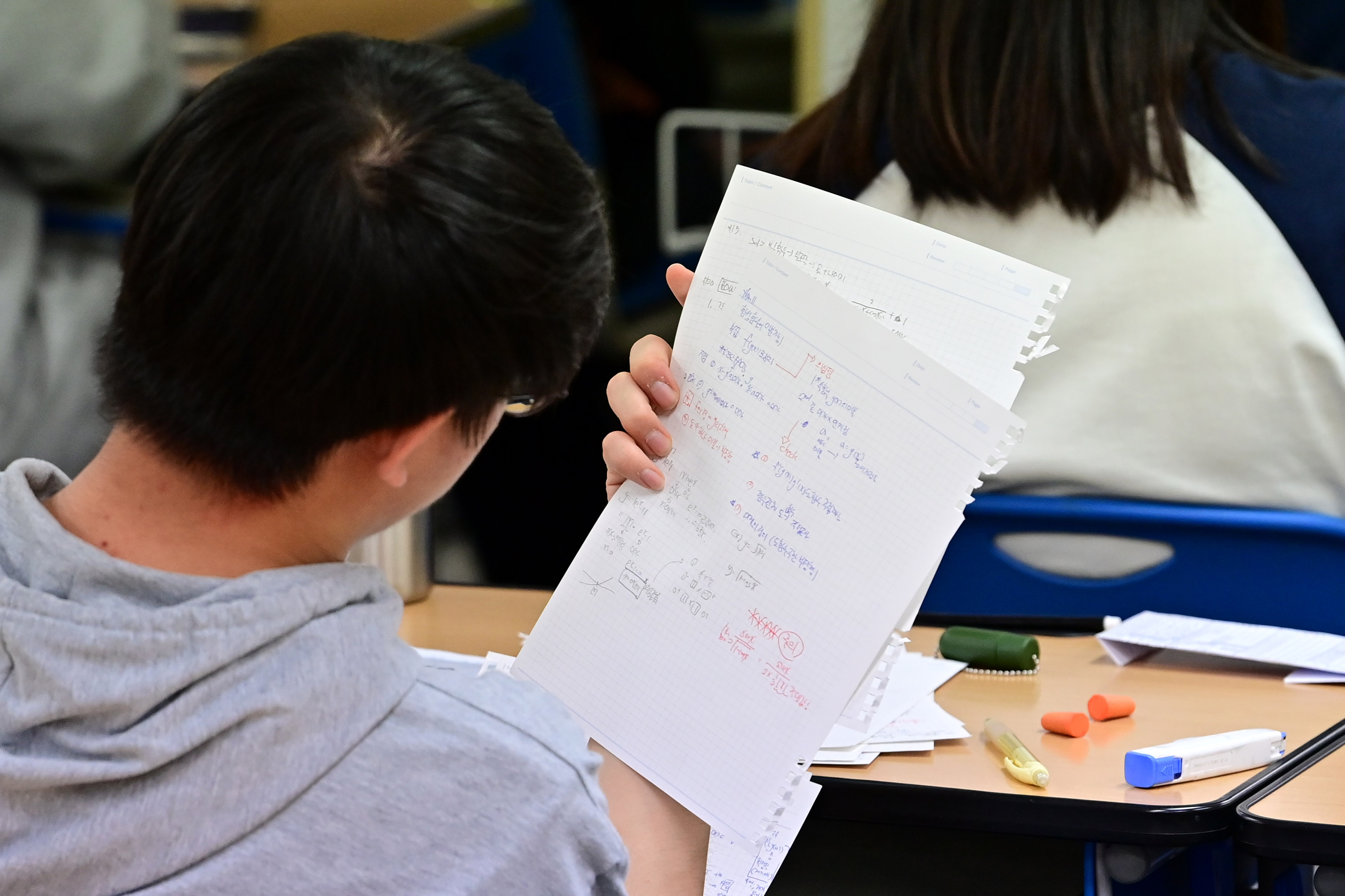 21일 서울신문이 확보한 교육부의 ‘진학지도 교습학원 특별점검 현황’에 따르면 점검 대상 학원 804곳에서 338건의 위반이 적발됐다. 사진은 2025학년도 대학수학능력시험 9월 모의평가 시행일에  서울 양천구 종로학원에서 수험생들이 시험을 준비하고 있는 모습. 2024.9.4 홍윤기 기자