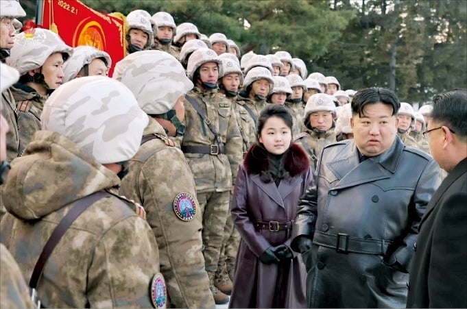 21일 정보당국에 따르면 북한은 미사일총국 산하 ‘붉은기중대’의 미사일 기술자도 최근 러시아에 파병한 것으로 전해졌다. 지난해 12월 김정은 북한 국무위원장과 딸 주애가 제2 붉은기중대 군인들을 격려하는 모습이 북한 매체에 공개됐다. 조선중앙TV 연합뉴스