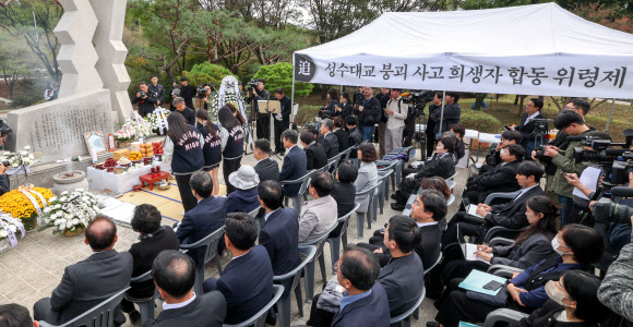 21일 오전 서울 성수대교 북단 위령탑 앞에서 열린 성수대교 붕괴사고 30주기 합동위령제에서 무학여고 학생들이 헌화 및 분향을 하고 있다. 2024.10.21. 연합뉴스