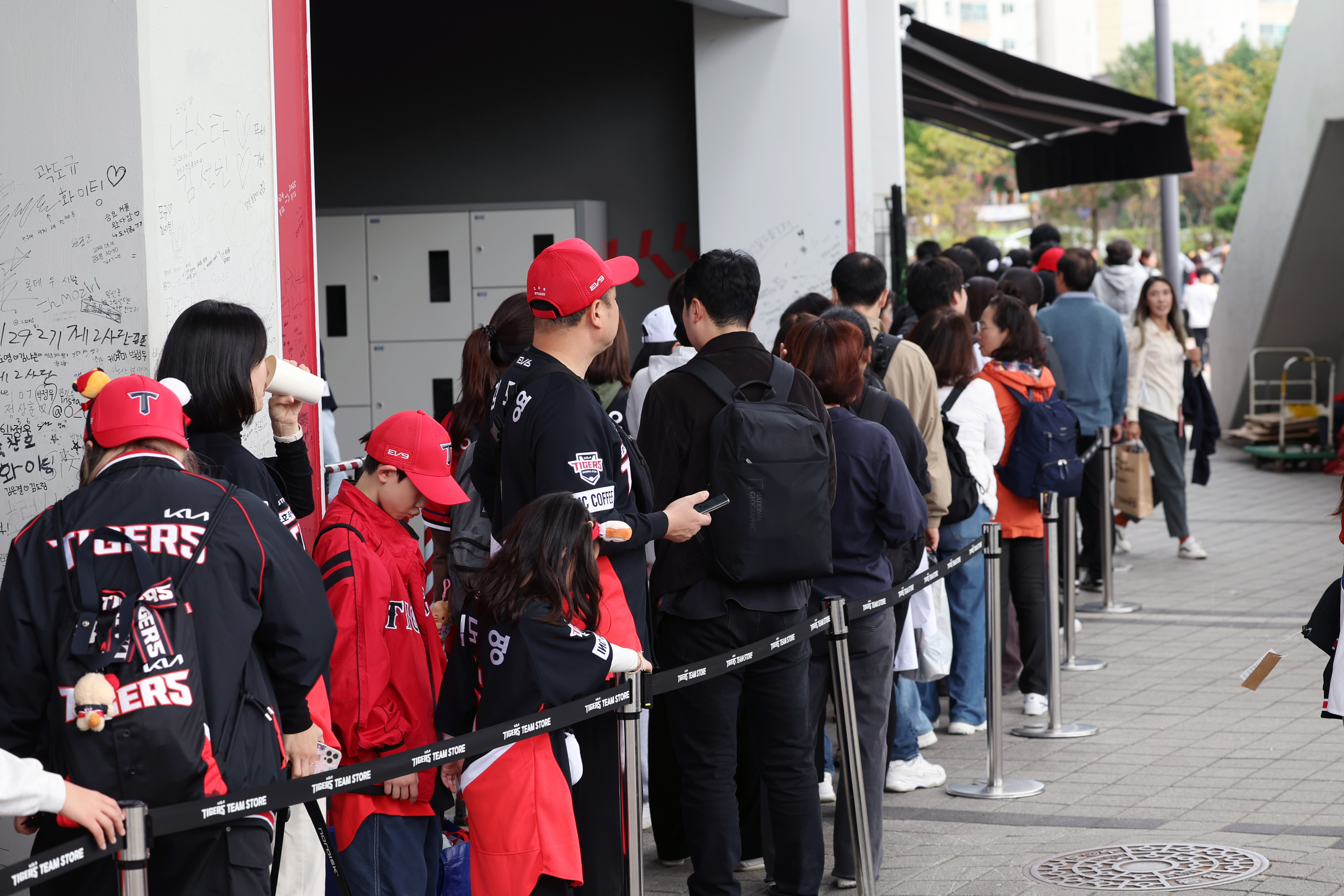 21일 한국시리즈 1차전이 열리는 광주 기아챔피언스필드에서 관중들이 기념품숍에 들어가기 위해 줄을 서 있다. 2024.10.21. 연합뉴스