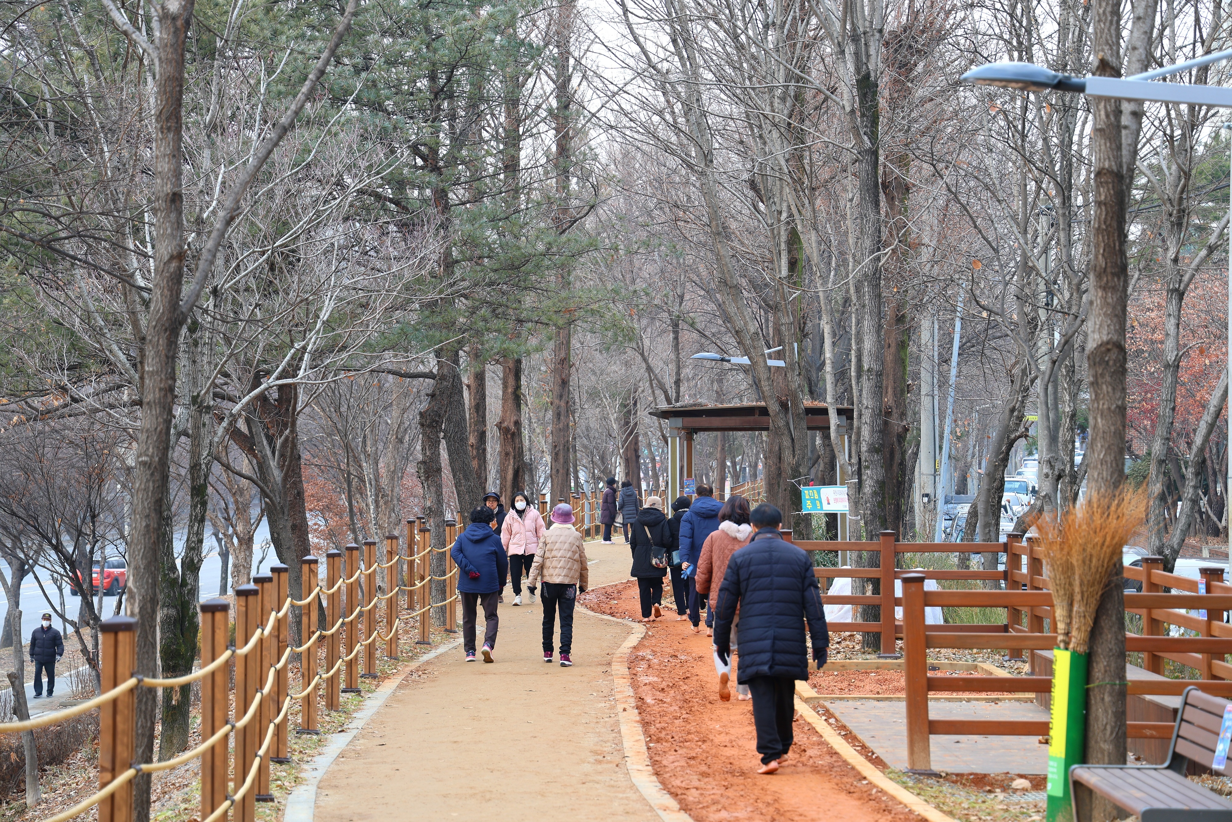 시민들이 충북 청주시 수곡동 명품 황톳길을 걷고 있다. 청주시가 ‘노잼 도시’에서 힐링의 고장으로 변신하기 위해 만든 명소 가운데 하나이다.  청주시 제공