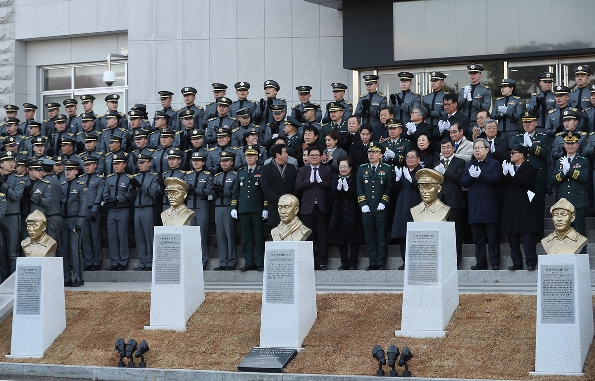 서울 육군사관학교에서 열린 독립전쟁 영웅 5인 흉상 제막식에서 사관생도와 참석자들이 기념사진을 찍고 있다. 육사는 독립전쟁에 일생을 바친 홍범도, 김좌진, 지청천, 이범석 장군, 그리고 신흥무관학교를 설립한 이회영 선생의 흉상을 탄피 300㎏을 녹여 제작했다. 2018.3.1 연합뉴스