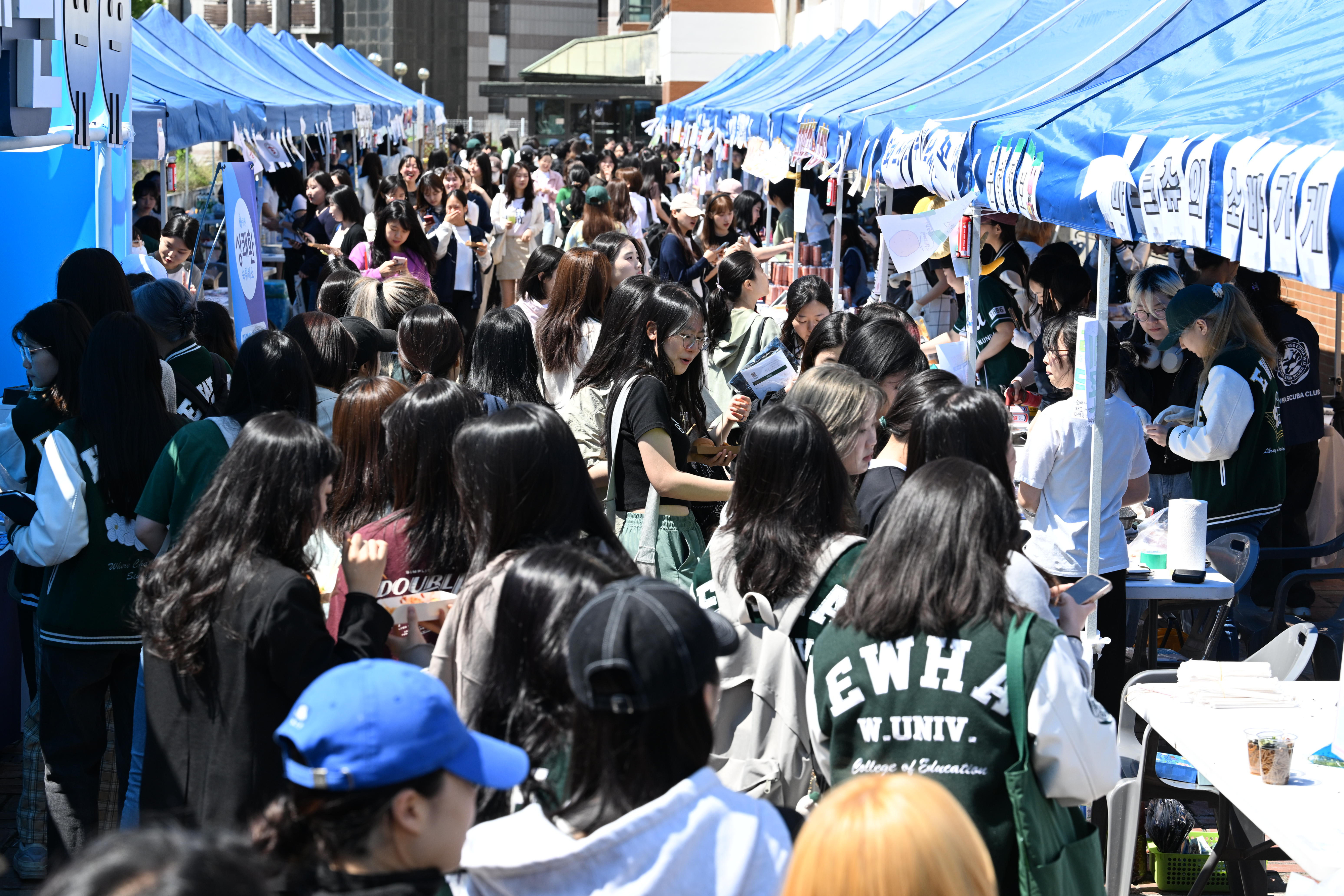 이화여대 축제인 대동제가 시작된 8일 서울 서대문구 이화여자대학교에서 학생들이 축제를 즐기고 있다. 기사 내용과 관련없음. 2024.5.8. 도준석 전문기자