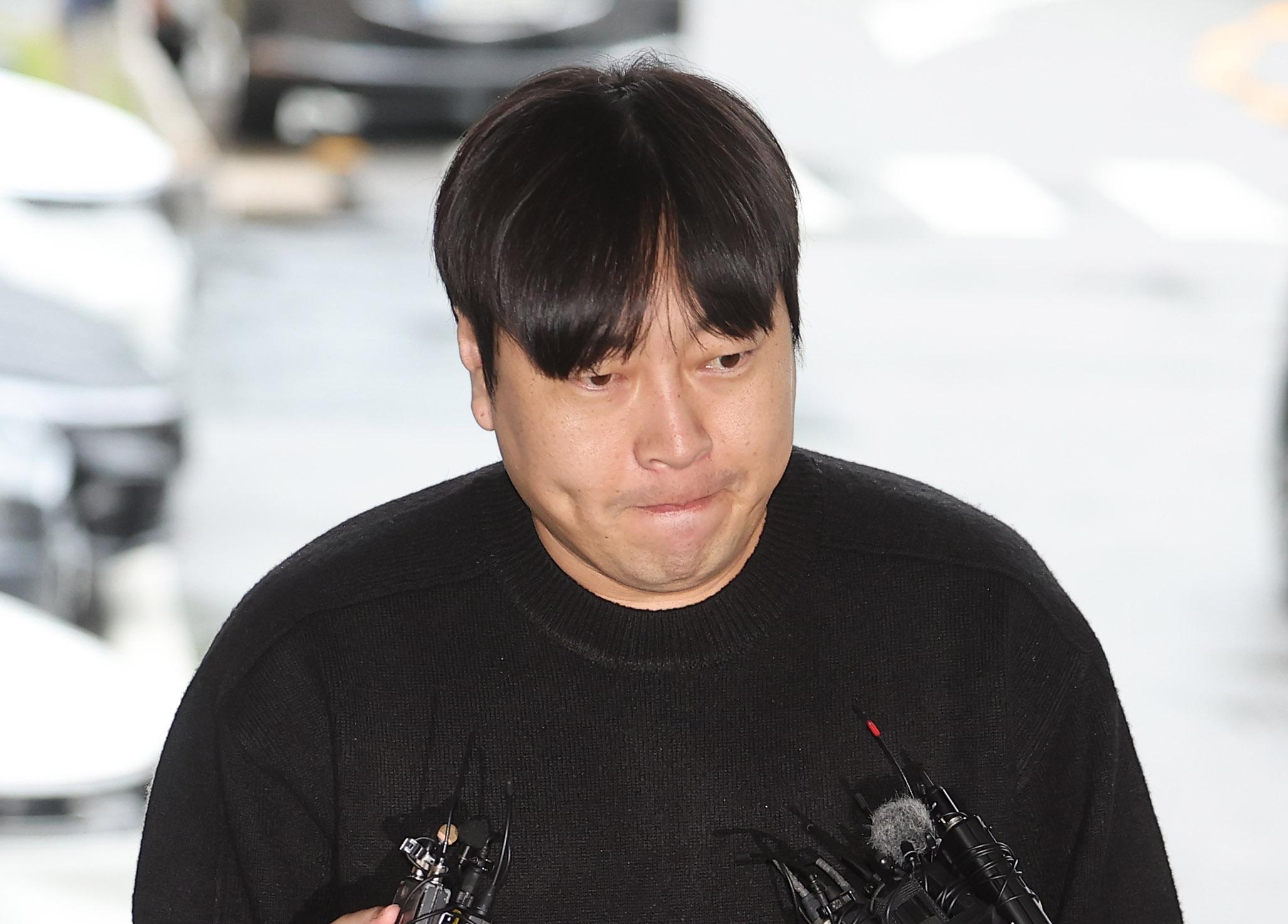 인터넷 불법 도박 사실을 고백한 코미디언 이진호가 22일 오후 관련 조사를 받기 위해 서울 강남경찰서로 출석하고 있다. 2024.10.22. 연합뉴스