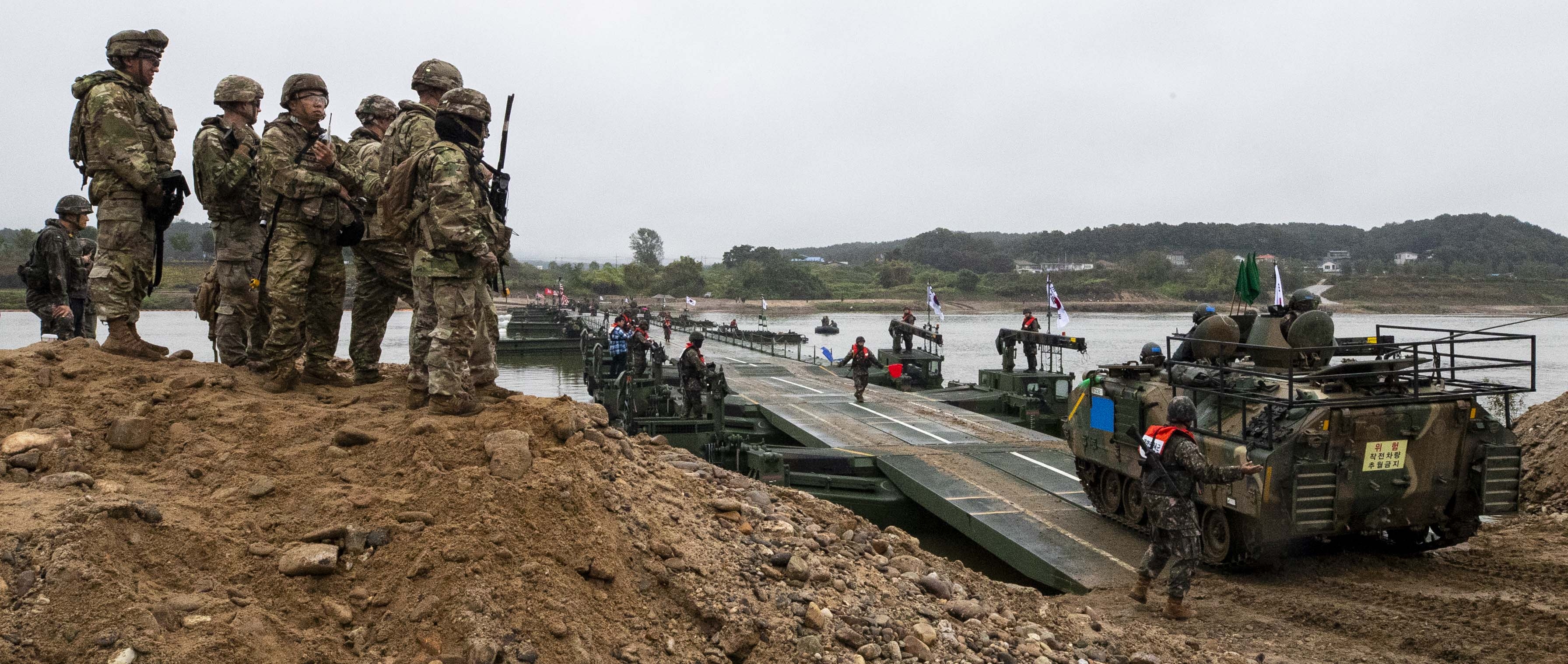 2024년 10월 22일 경기도 여주시 남한강 일대. 7공병여단과 미군이 한국형 자주도하장비 KM3 ‘수룡’이 전력화 된 후 처음으로 참가하는 한미 연합 제병협동 도하훈련을 하고 있다. 2024.10.22 오장환 기자