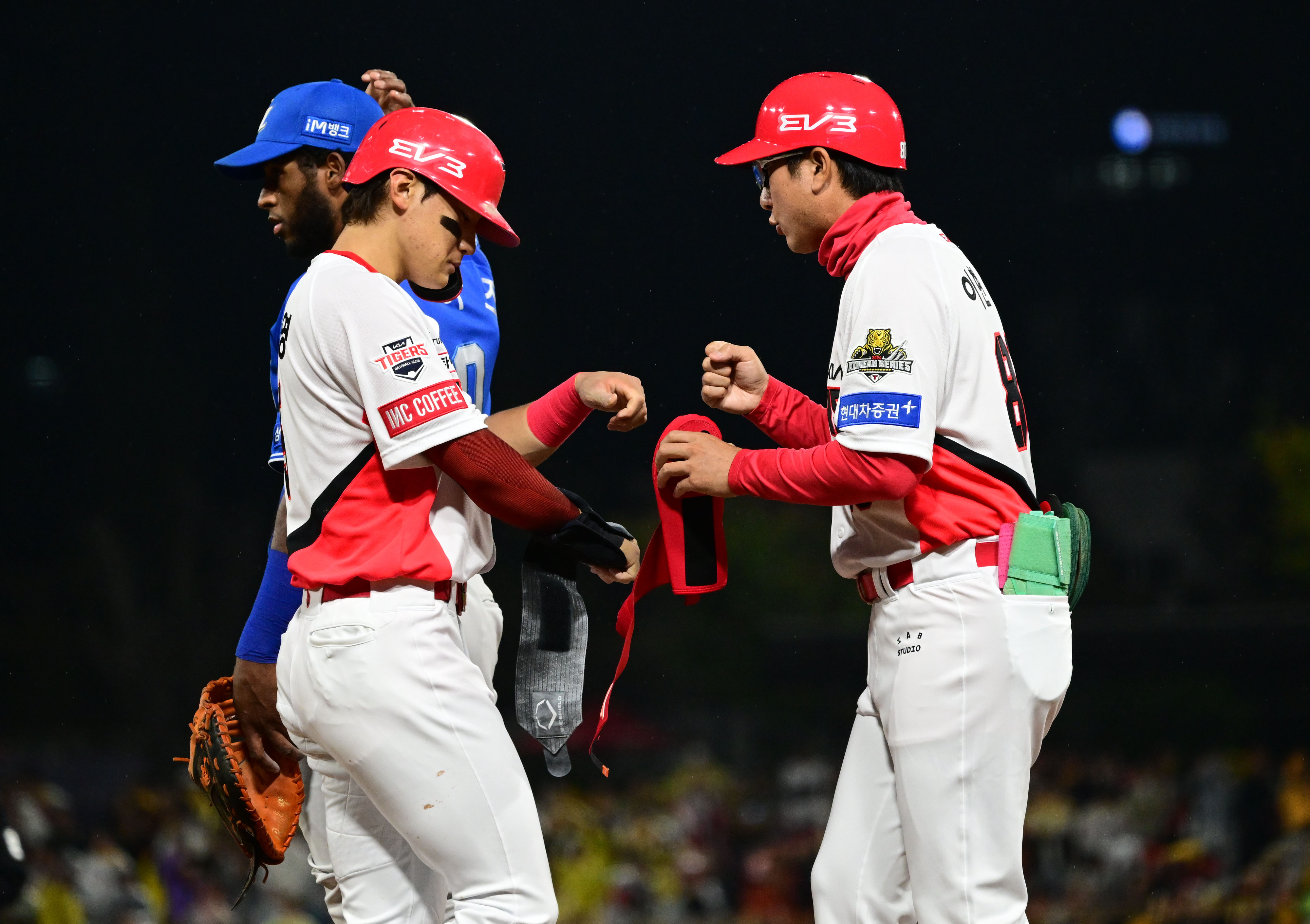 KIA 타이거즈 김도영이 21일 광주 기아챔피언스필드에서 열린 2024 KBO 한국시리즈 1차전 삼성 라이온즈와의 홈 경기에서 볼넷으로 출루하고 있다. 광주 뉴시스