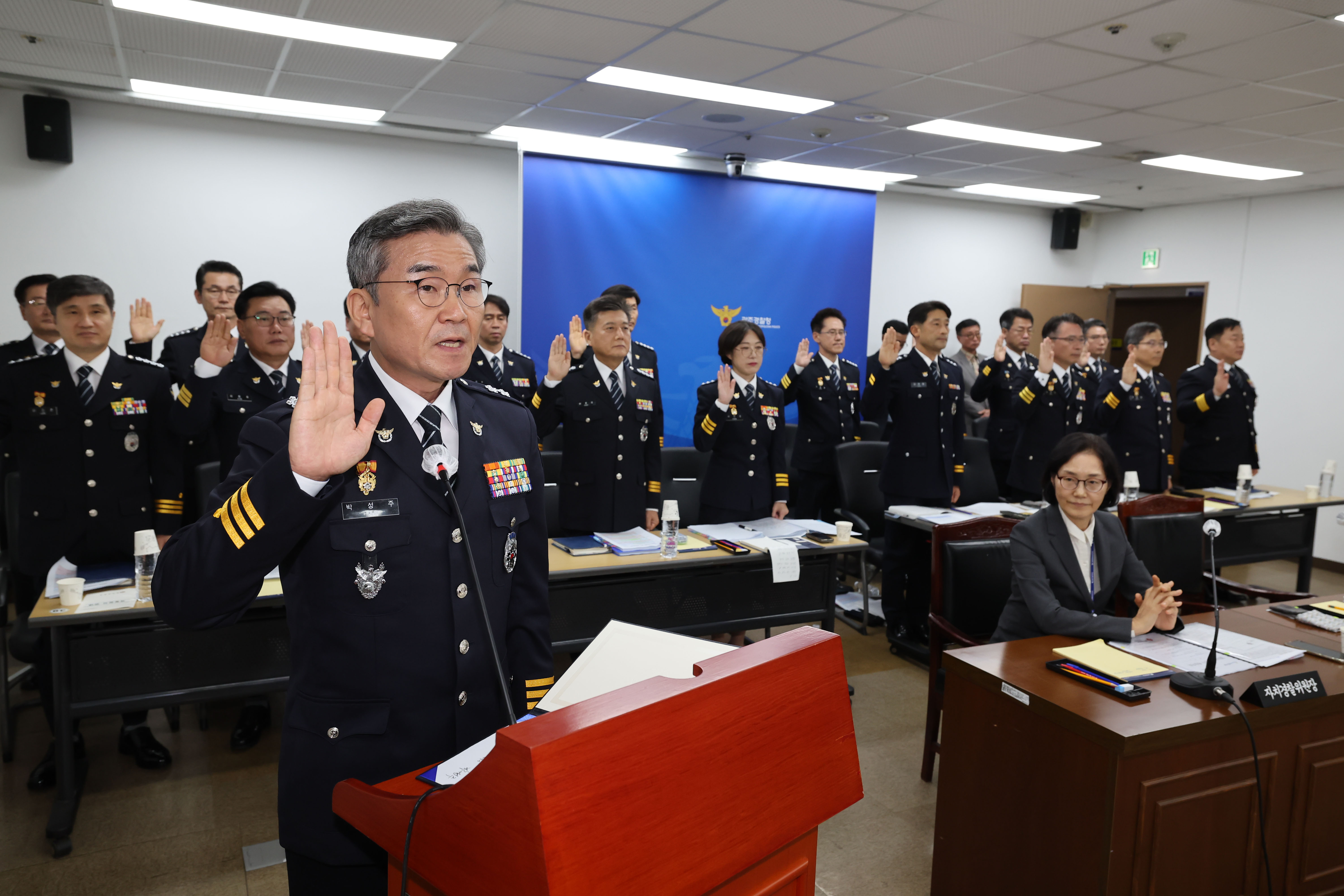 박성주 광주경찰청장이 22일 광주 광산구 광주경찰청 어등홀에서 열린 국회 행정안전위원회 국정감사에서 증인 선서를 하고 있다. 뉴시스 제공