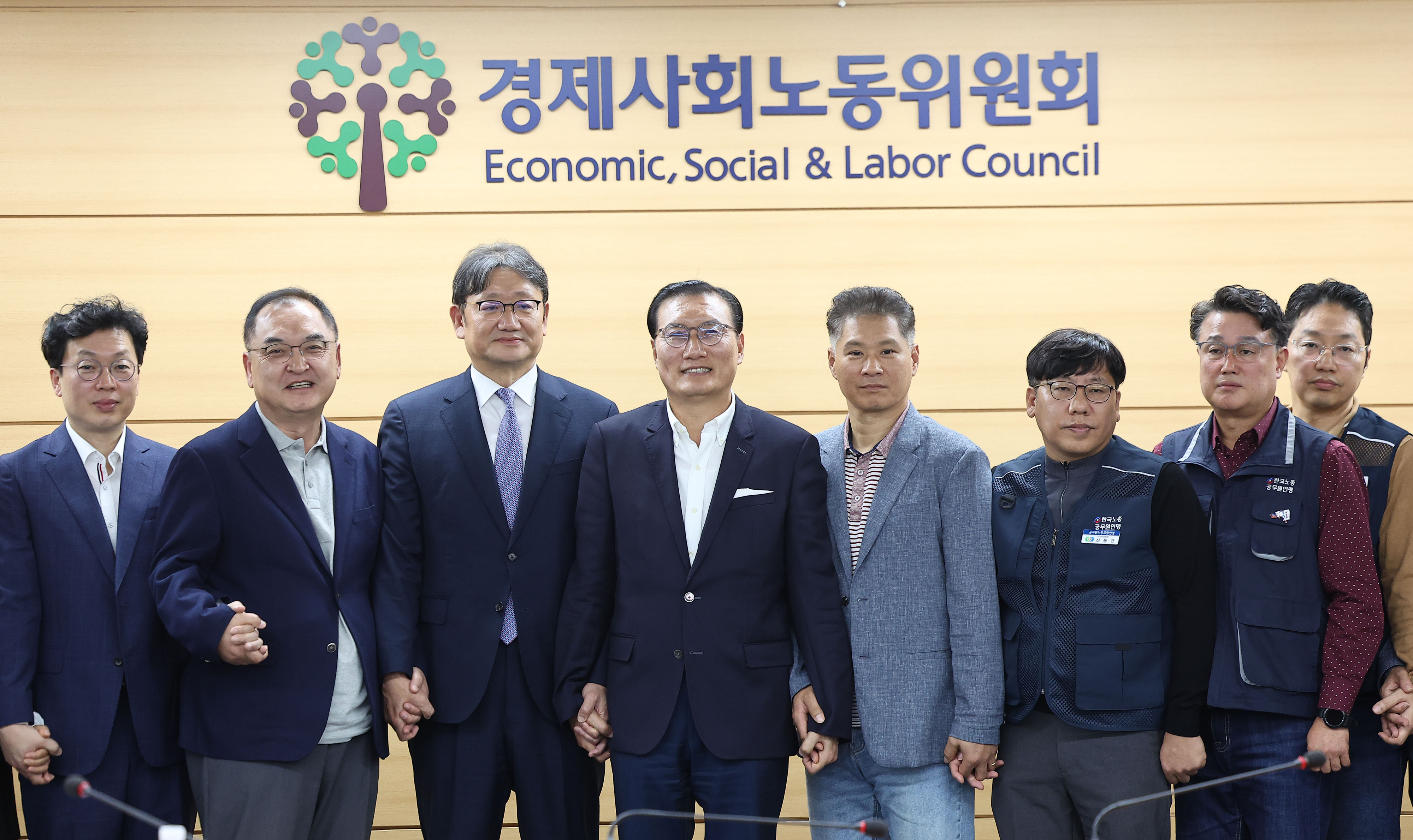 22일 서울 종로구 경제사회노동위원회에서 열린 ‘공무원 근무시간 면제 심의위원회’ 제11차 전원회의를 마친 뒤 권기섭(왼쪽 세 번째) 경사노위 위원장 등 참석자들이 기념촬영을 하고 있다.  연합뉴스