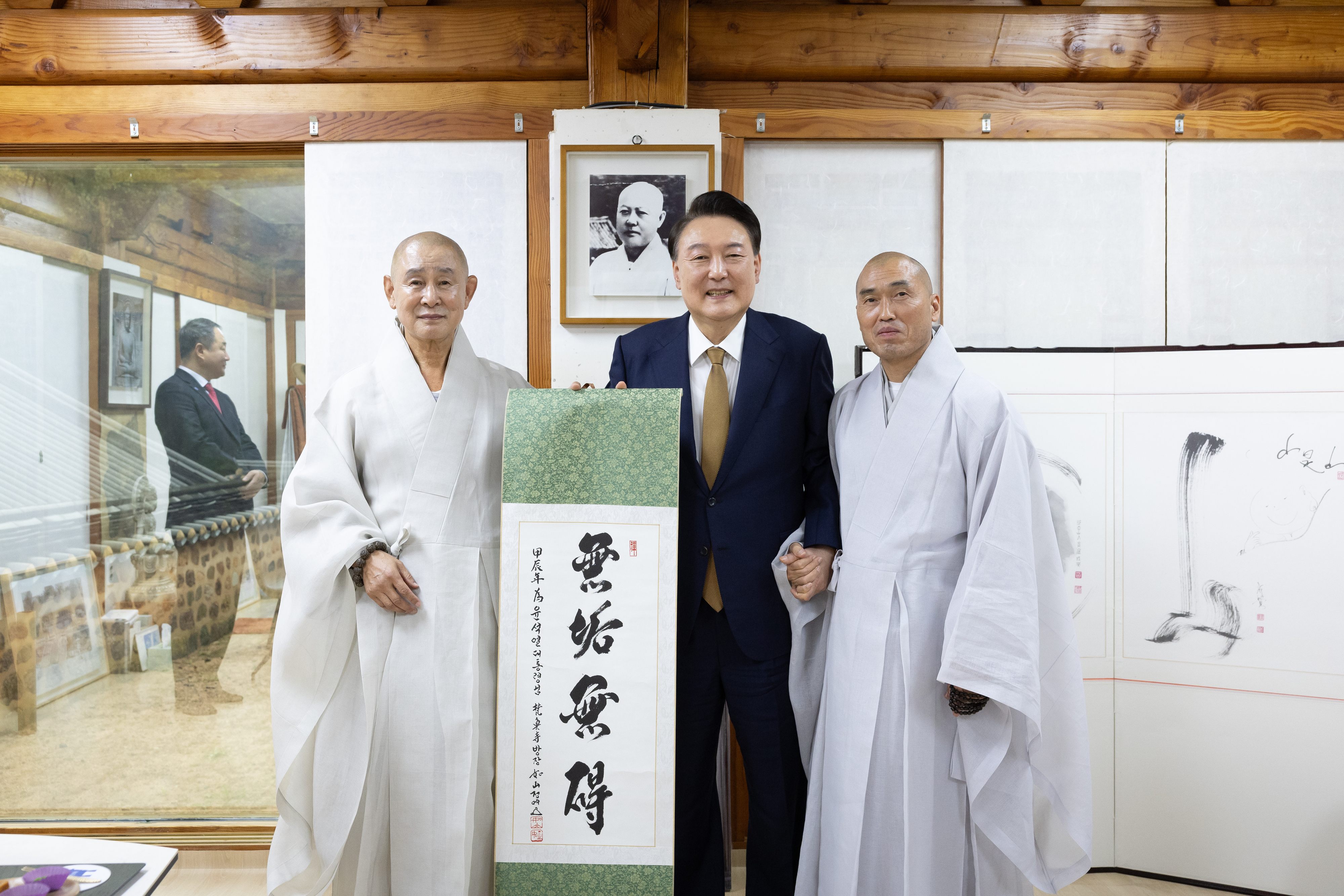 정오스님이 쓴 족자 선물 받은 윤석열 대통령