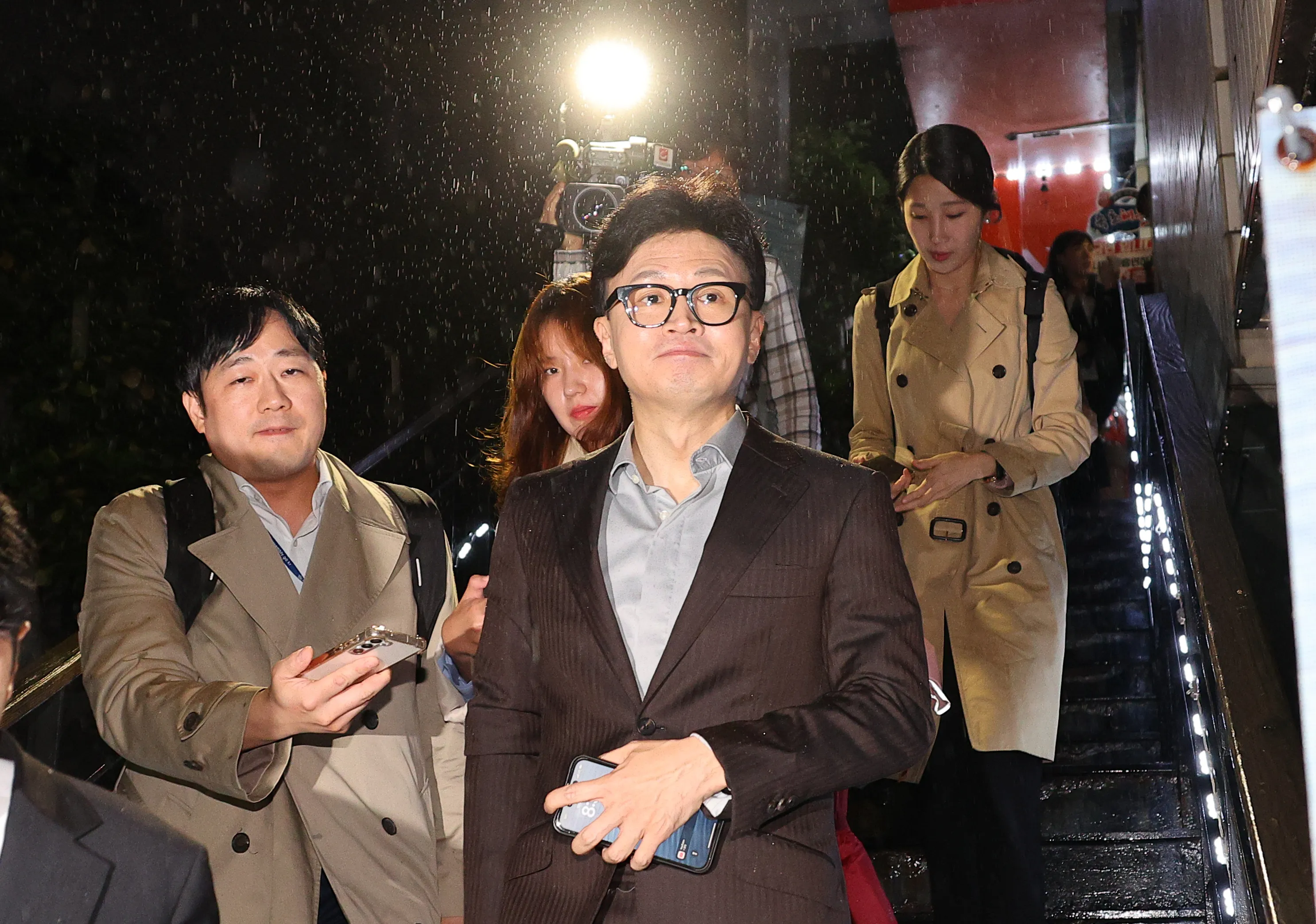 만찬 회동 마친 국민의힘 한동훈 대표  만찬 회동 마친 국민의힘 한동훈 대표 
    (서울=연합뉴스) 한종찬 기자 = 국민의힘 한동훈 대표가 22일 오후 서울 여의도의 한 식당에서 국민의힘 의원들과 만찬 회동을 마치고 나오고 있다. 2024.10.22 
    saba@yna.co.kr
(끝)


<저작권자(c) 연합뉴스, 무단 전재-재배포, AI 학습 및 활용 금지>