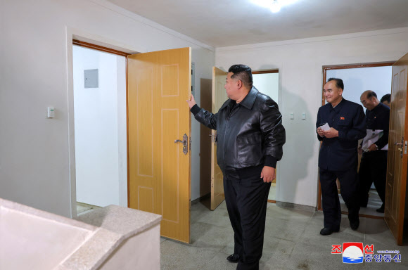 김정은 국무위원장이 10월 21일 자강도 피해복구현장을 현지지도했다고 조선중앙통신이 22일 보도했다. 2024.10.22  평양 조선중앙통신·연합뉴스