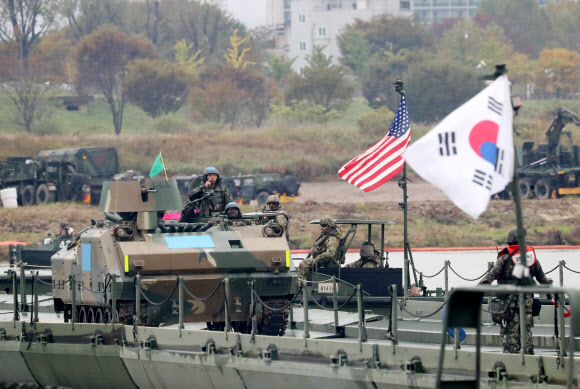 22일 오후 경기도 여주시 연양동 도하훈련장에서 열린 ‘한미연합 제병협동 도하훈련’에서 제7공병여단과 미2사단/한미연합사단 장병들이 도하 훈련을 실시하고 있다. 이번 훈련에는 육군 제7기동군단 예하 7공병여단과 수도기계화보병사단, 미2사단/한미연합사단 다목적 교량중대 등이 참여했으며 지난 6월 전력화된 한국형 자주도하장비 ‘수룡’이 처음으로 참가했다. 2024.10.22  공동취재