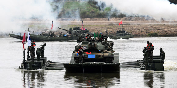 22일 오후 경기도 여주시 연양동 남한강에서 열린 ‘한미연합 제병협동 도하훈련’에서 한국형 자주도하장비 ‘수룡’을 통해 문교 도하 작전을 수행하고 있다. 이번 훈련에는 육군 제7기동군단 예하 7공병여단과 수도기계화보병사단, 미2사단/한미연합사단 다목적 교량중대 등이 참여했으며 지난 6월 전력화된 한국형 자주도하장비 ‘수룡’이 처음으로 참가했다. 2024.10.22  공동취재