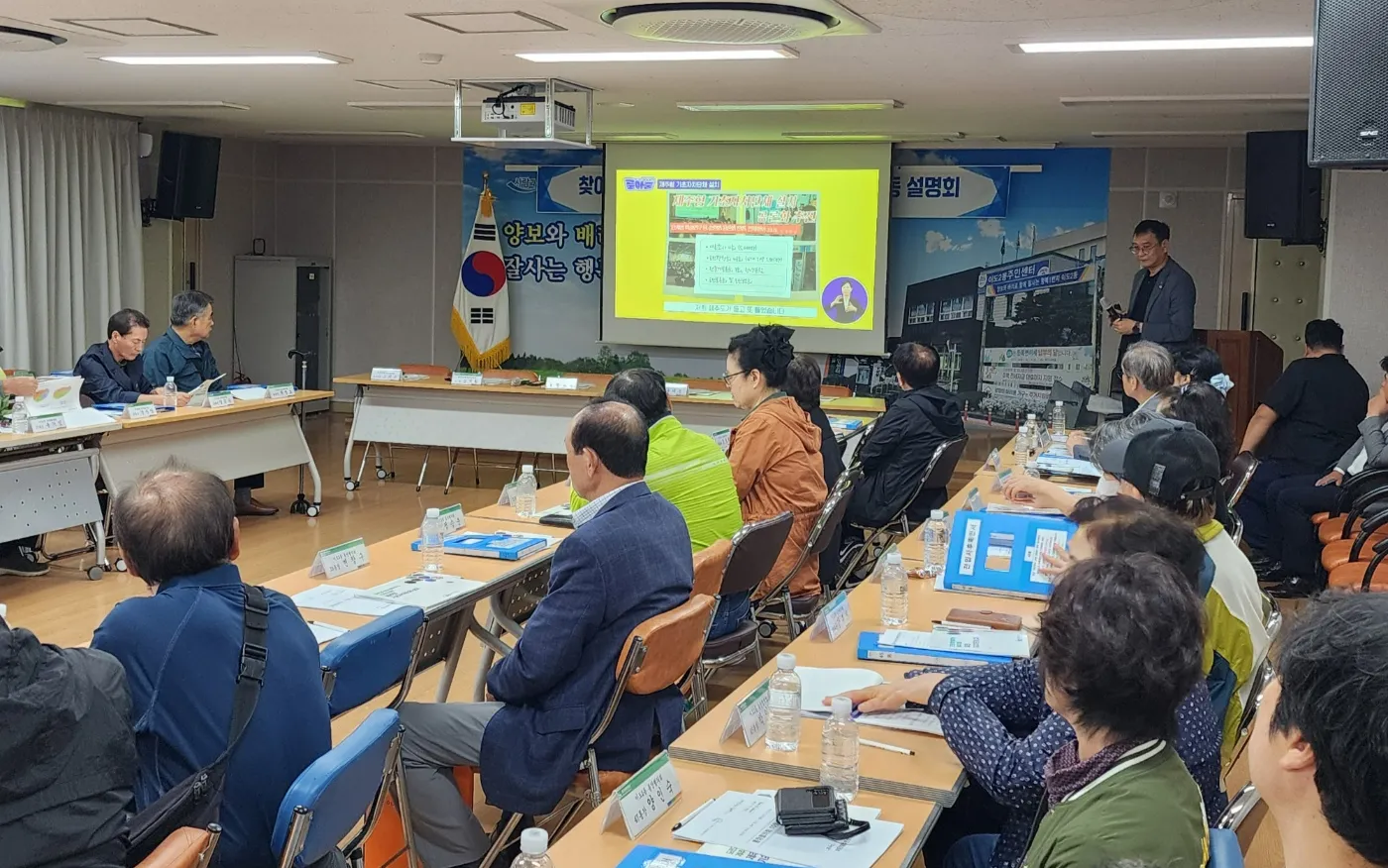 제주도와 제주연구원은 제주형 기초자치단체 설치와 관련, 찾아가는 주민설명회를 지난 7일부터 다음달 15일까지 43개 읍면동을 순회하며 진행한다. 사진은 지난 10일 이도2동 주민설명회 모습.
제주도 제공