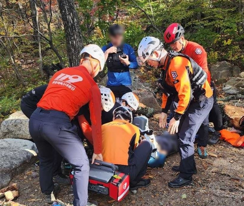 23일 강원 설악산에서 강풍에 쓰러진 나무에 등산객 3명이 깔리는 사고가 발생했다. 강원도소방본부 제공