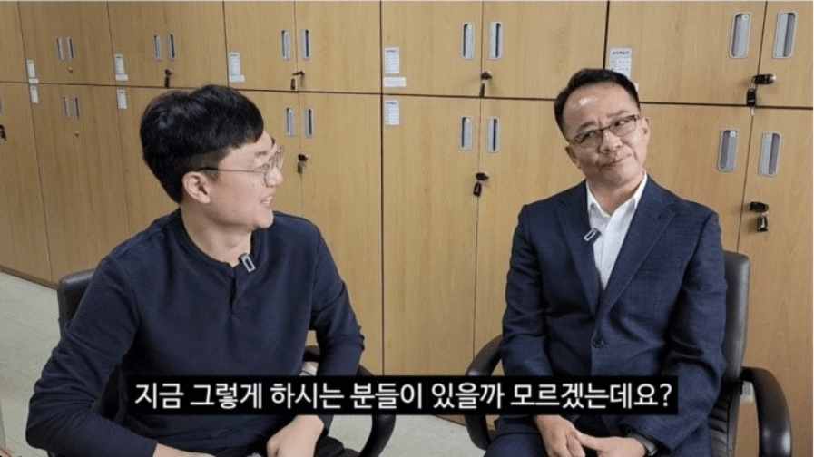 ‘충주맨’으로 불리는 김선태 충주시청 유튜브 운영 전문관이 김인식 충주시 균형개발과장과 함께 ‘모시는 날’에 대해 이야기를 나누고 있다. 자료 : 충주시 유튜브