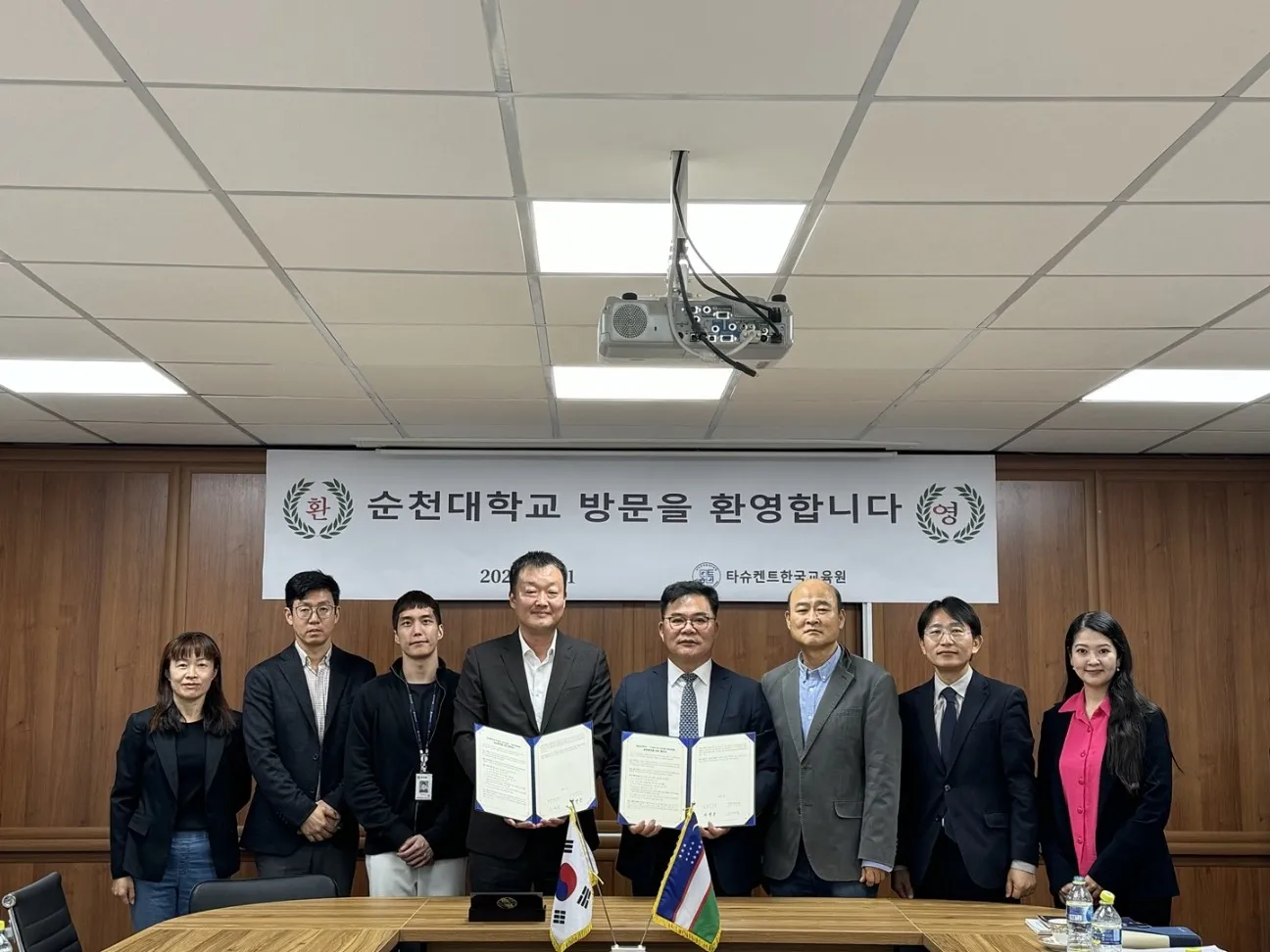 문승태 국립순천대 대외협력부총장과 이영웅 타슈켄트 한국교육원장 등 학교 관계자들이 우수 유학생 유치와 교육교류 사업에 대한 업무협약을 체결한 후 기념사진을 찍고 있다.