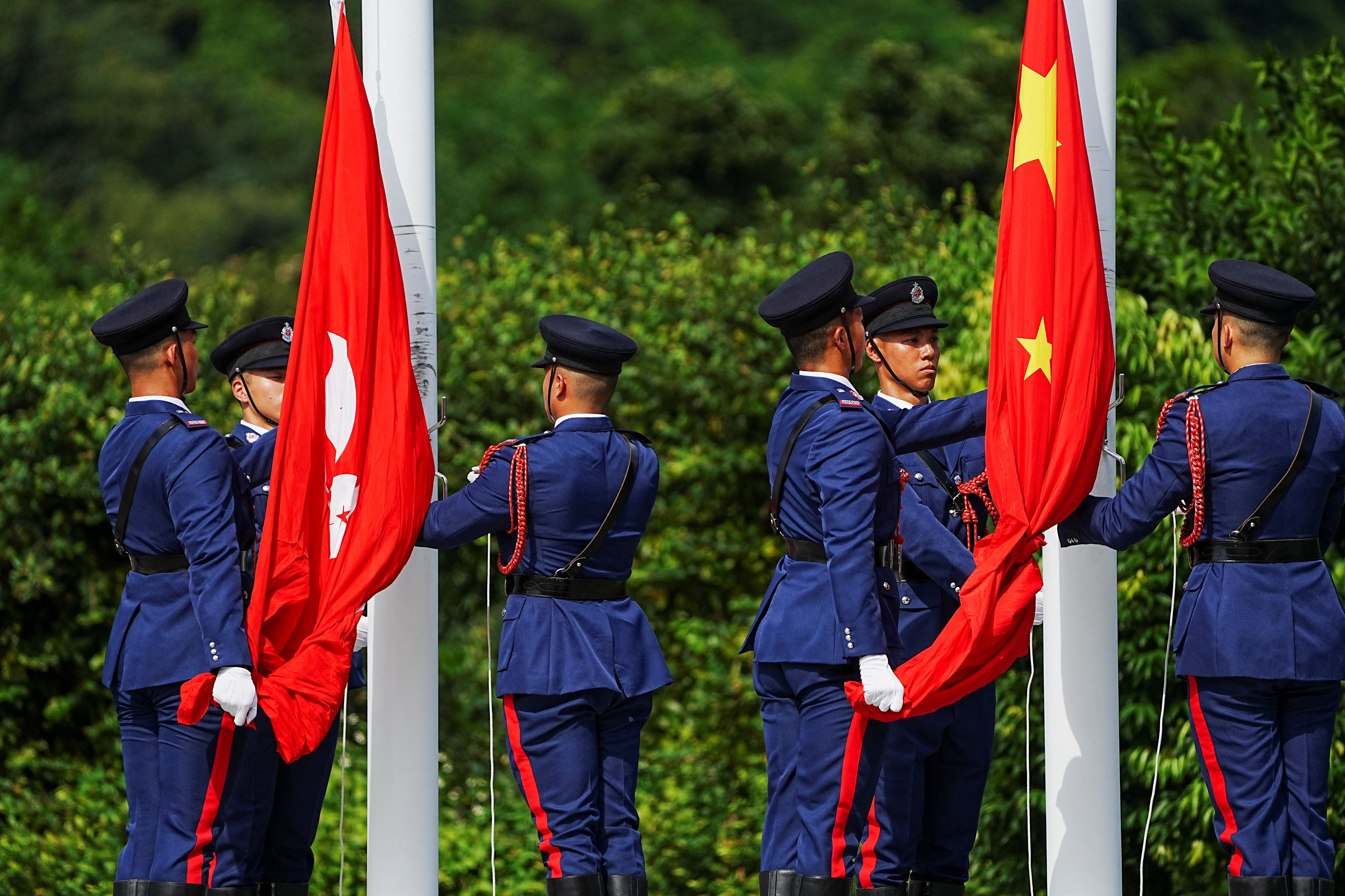 중화인민공화국 건국 75주년을 맞아 홍콩 소방관들이 중국 오성홍기(오른쪽)와 홍콩 양자형기를 게양하고 있다. 기사와 직접 관계없음. 2024.10.1 홍콩 로이터 연합뉴스