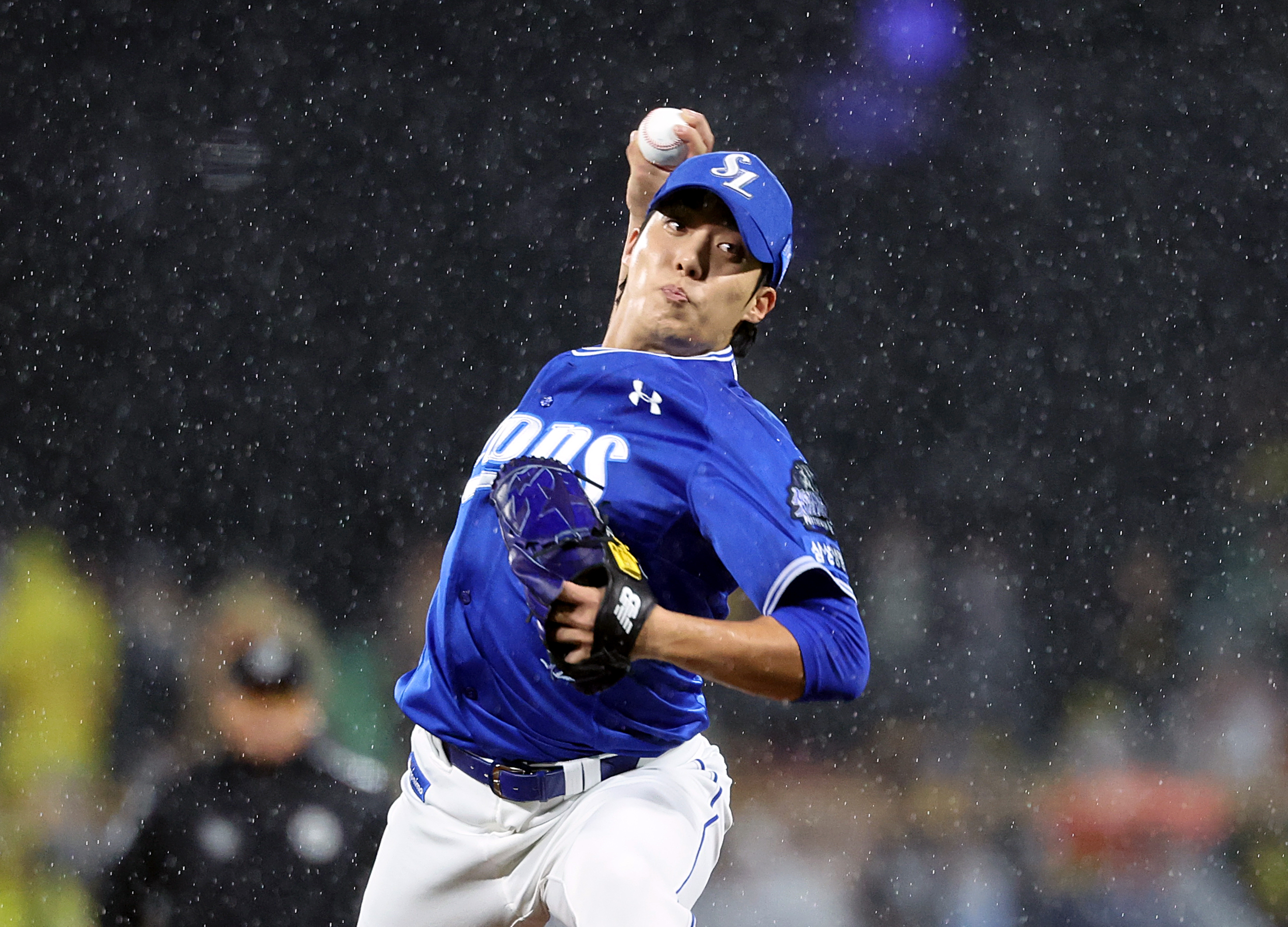 삼성 라이온즈 원태인이 21일 광주 기아챔피언스필드에서 열린 2024 KBO 한국시리즈 1차전 KIA 타이거즈와의 원정 경기에서 공을 던지고 있다. 광주 뉴시스