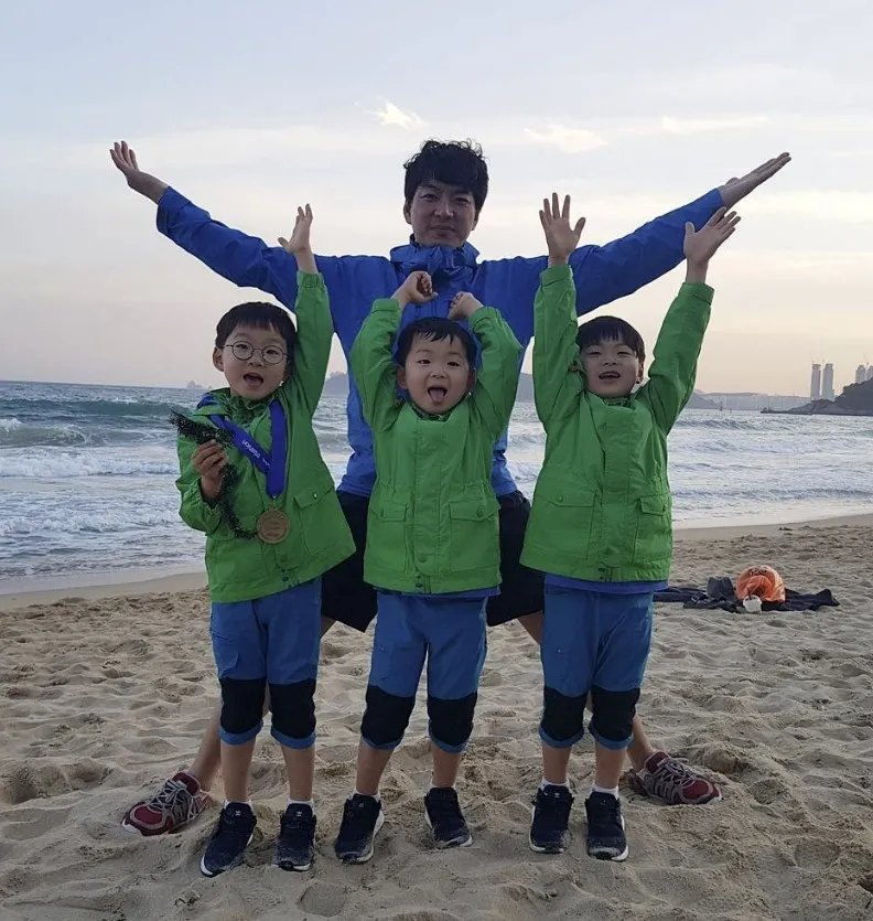 배우 송일국(위)과 어린 시절 세쌍둥이의 모습. 송일국 인스타그램 캡처