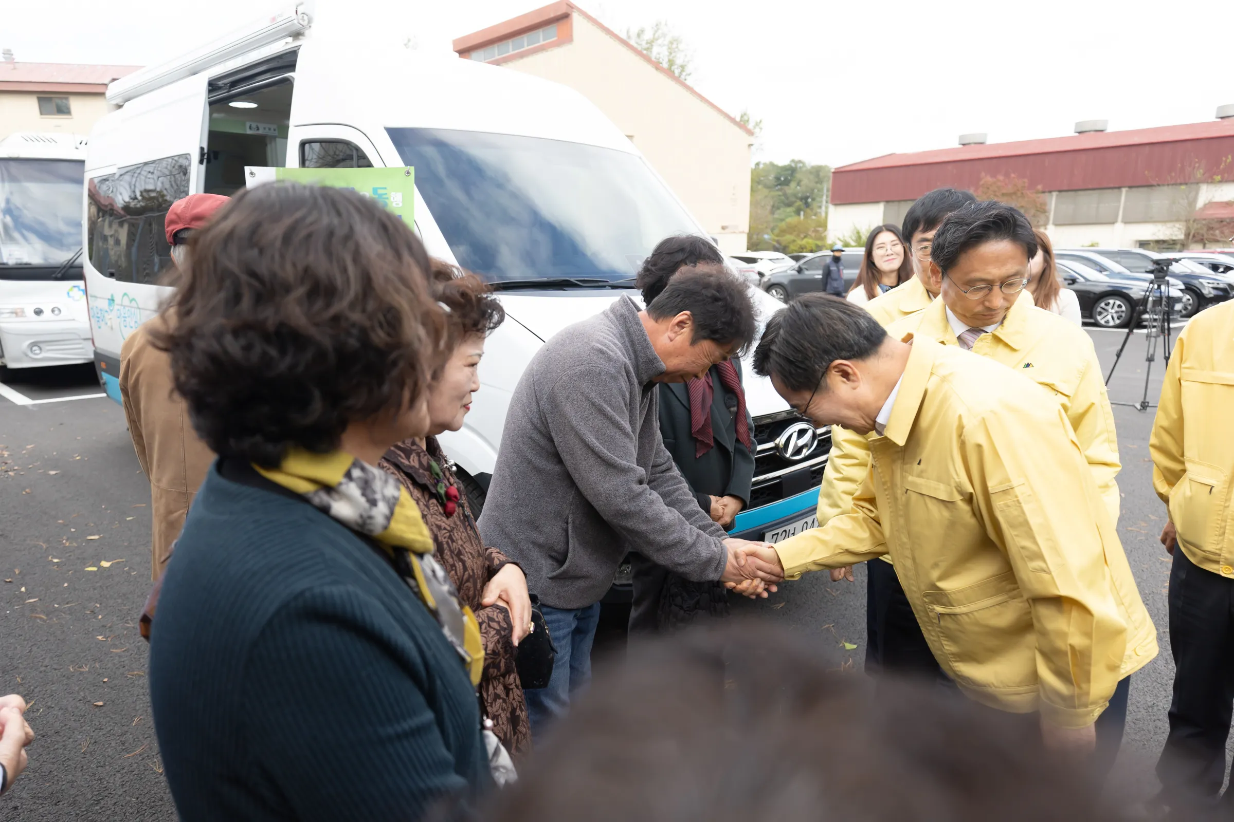 23일 오전 캠프그리브스에서 대남 확성기 소음피해 주민 긴급현장 간담회를 가진 김동연 경기도지사가 민북 마을 주민들과 인사를 하고 있다. (경기도 제공)
