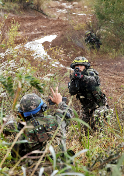 교전하는 장병들