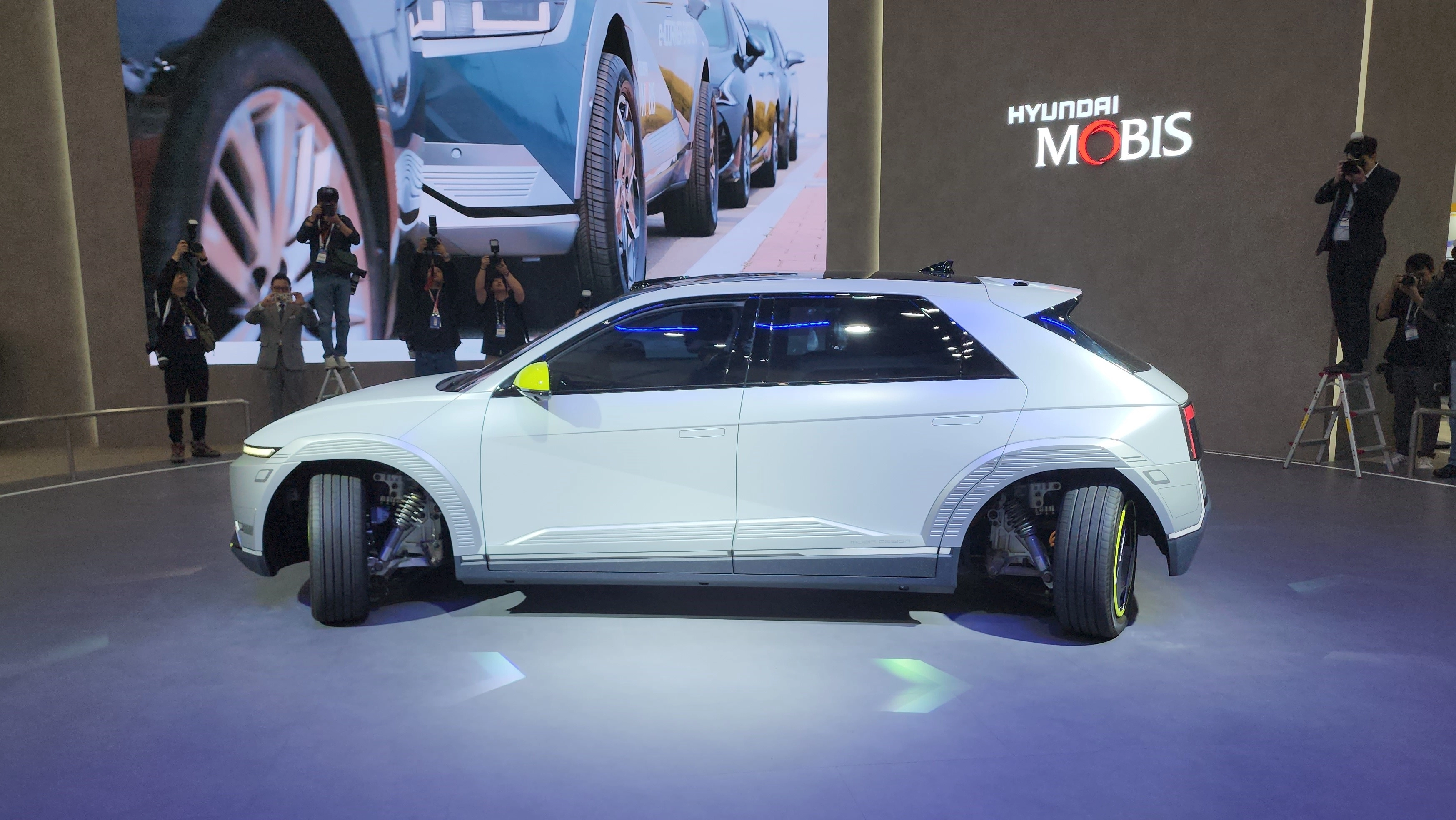 FIX 2024 개막 첫날 현대모비스가 차세대 전기차 구동 기술인 e코너시스템을 적용한 실증차 ‘모비온’을 공개하고 있다. 
대구 민경석 기자