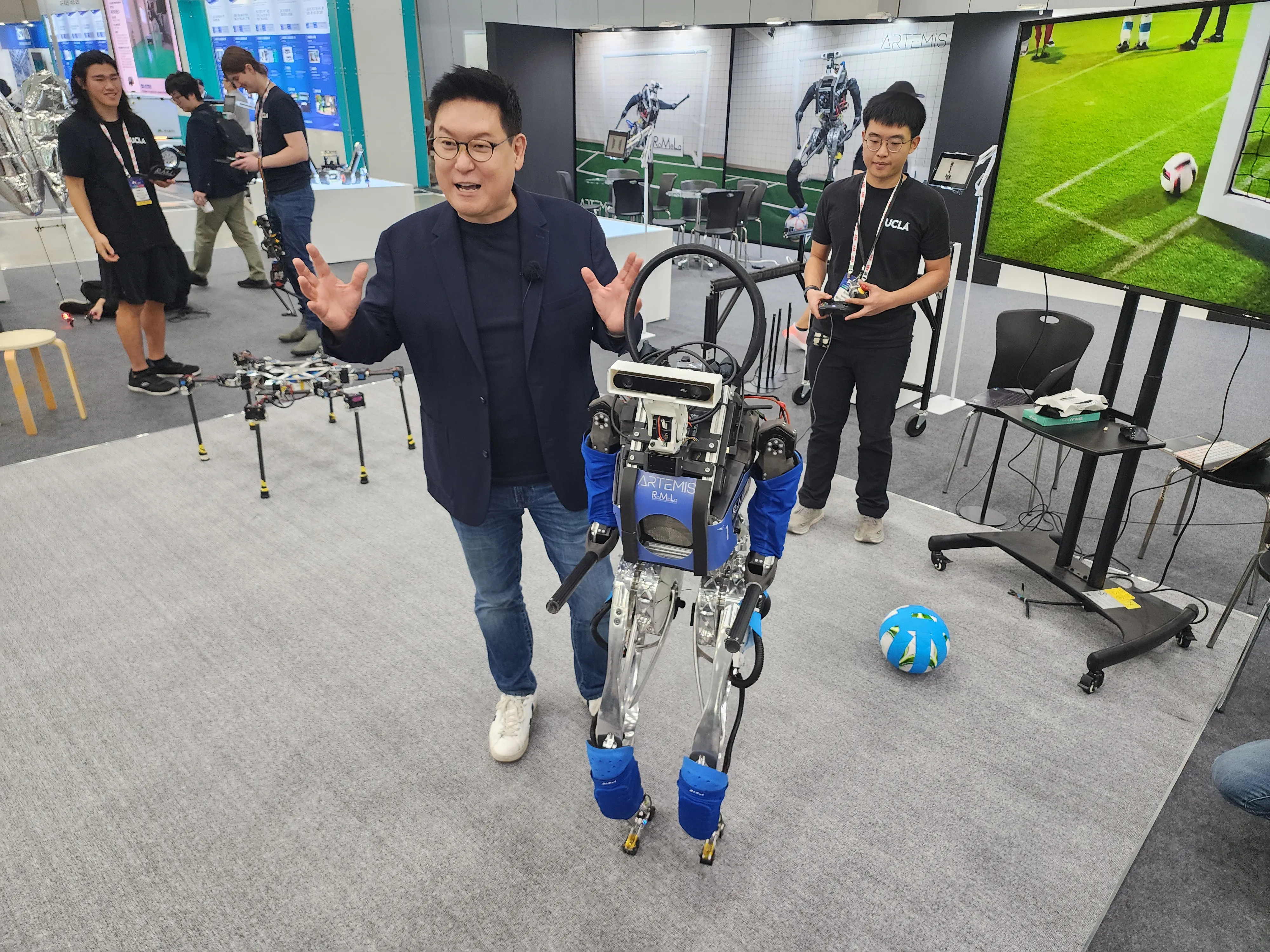 세계적인 로봇공학자 데니스 홍 박사가 자신이 개발한 차세대 이족 보행로봇 ‘아르테미스’를 소개하고 있다.
대구 민경석 기자