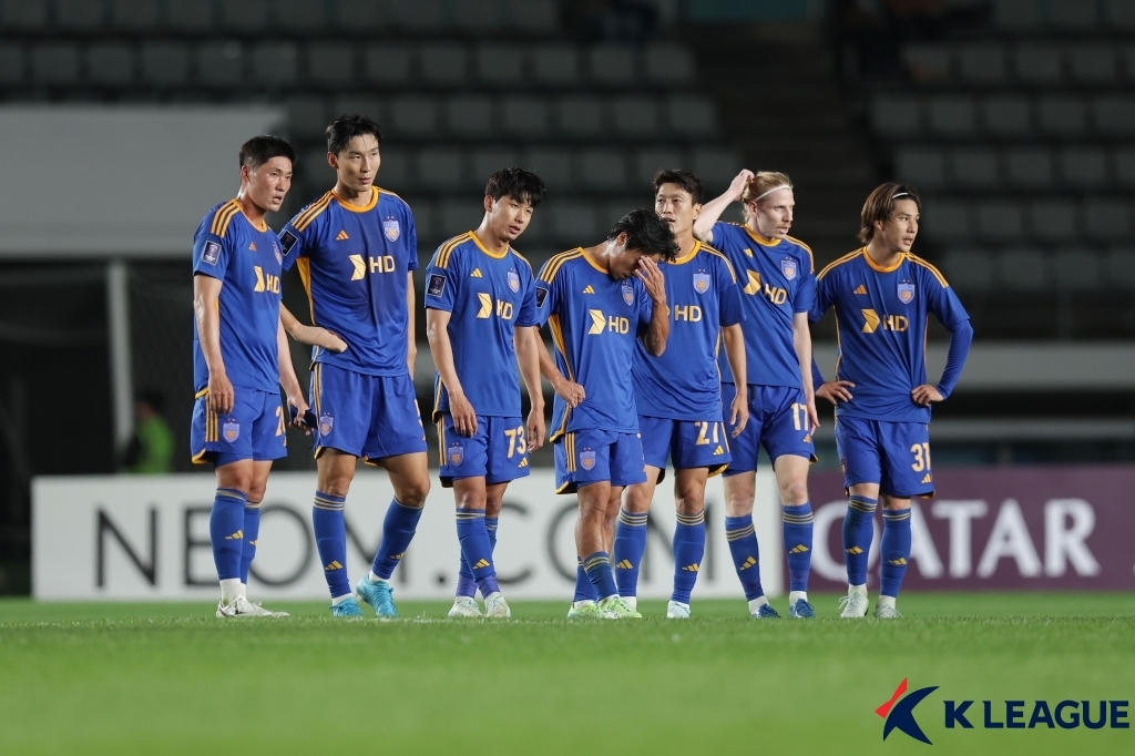 23일 아시아챔피언스리그 엘리트 리그스테이지에서 3연패한 뒤 아쉬워 하는 울산 선수들. 한국프로축구연맹 제공